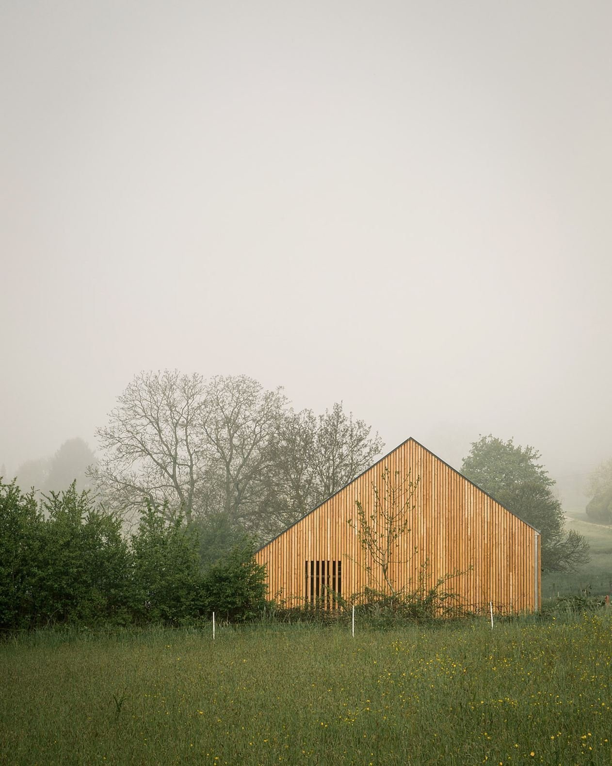 Moderní dům se sedlovou střechou