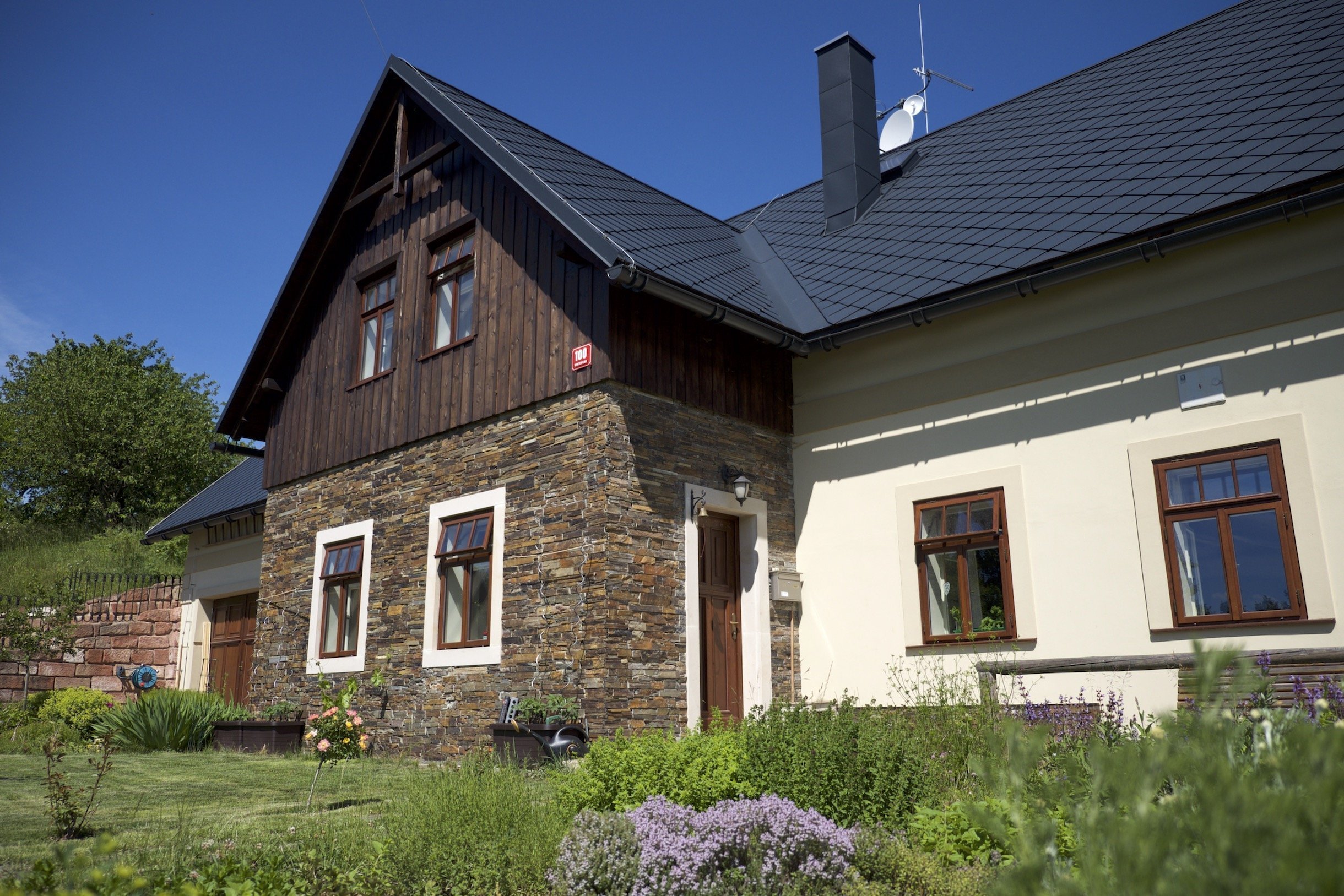 Rekonstrukce venkovské chalupy stála za to