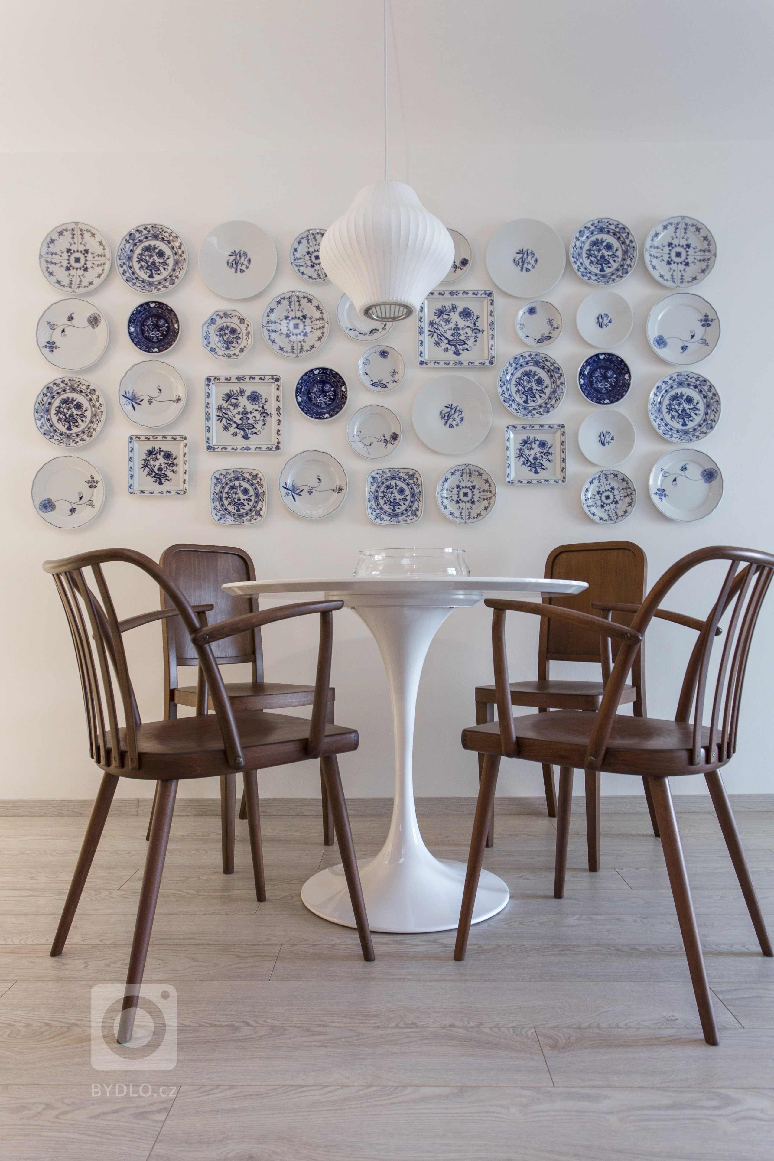 Cibulák se stal hlavním dekoračním prvkem bytu 2+kk v Karlíně, dnes jedné z nejpopulárnějších čtvrtí Prahy. Tento známý vzor porcelánu příjemně doplňuje…