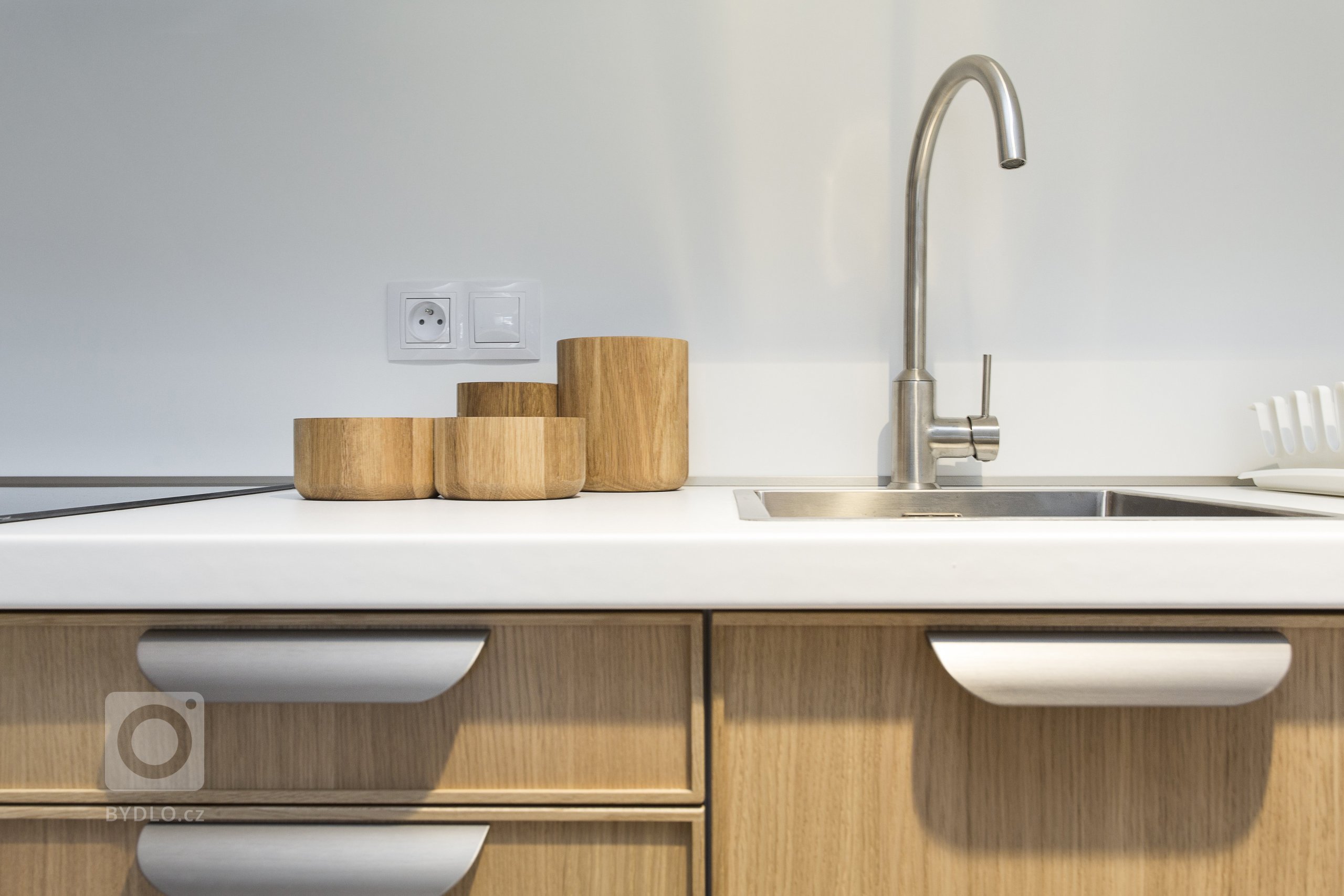 Cibulák se stal hlavním dekoračním prvkem bytu 2+kk v Karlíně, dnes jedné z nejpopulárnějších čtvrtí Prahy. Tento známý vzor porcelánu příjemně doplňuje…