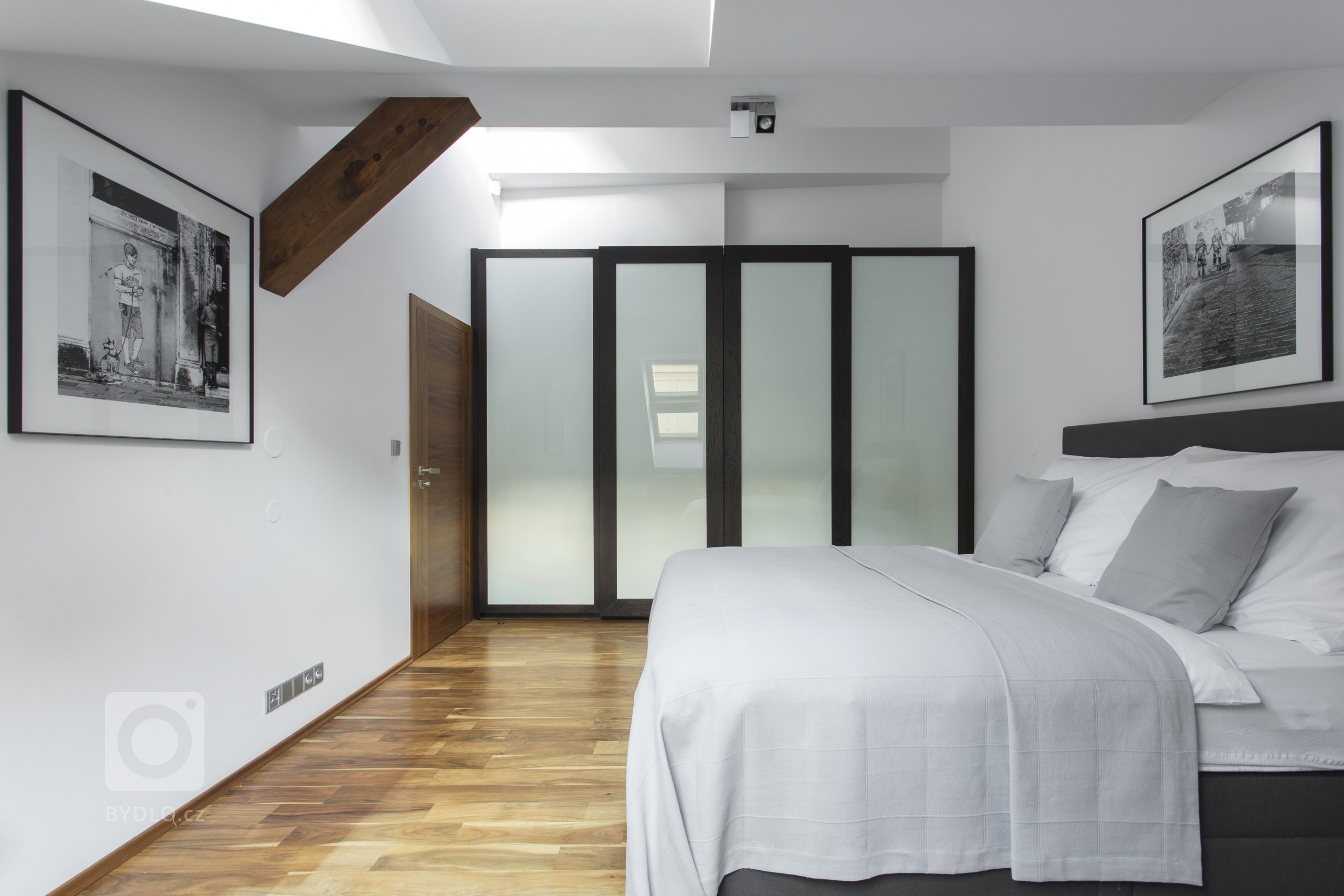 Jemný minimalistický interiér podkrovního bytu 3+kk v činžovním domě v Havelské ulici, Praha 1
