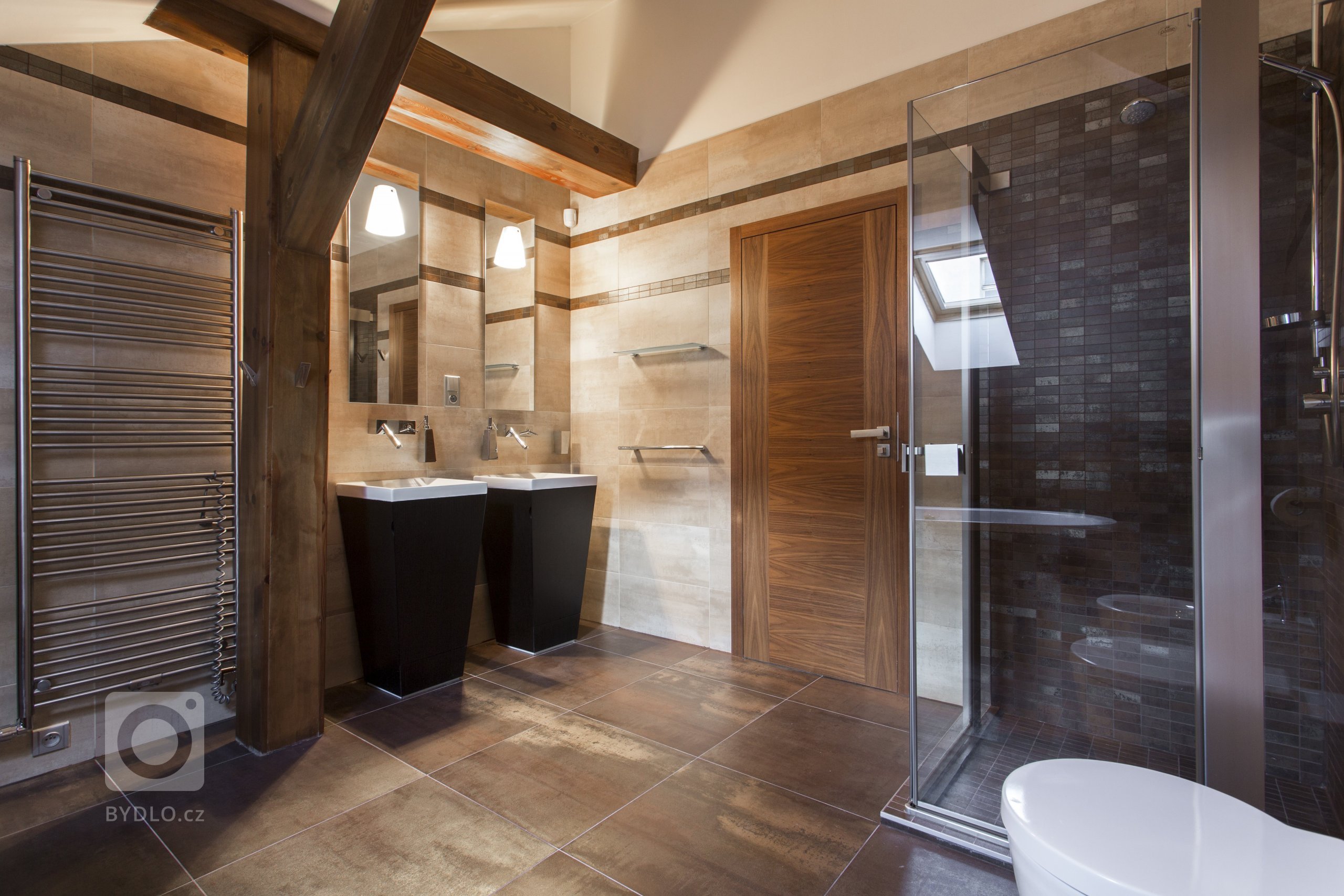 Jemný minimalistický interiér podkrovního bytu 3+kk v činžovním domě v Havelské ulici, Praha 1
