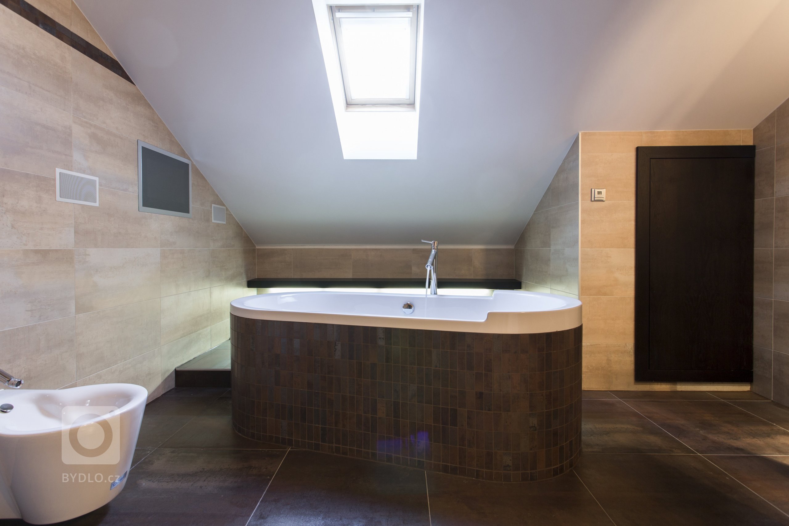 Jemný minimalistický interiér podkrovního bytu 3+kk v činžovním domě v Havelské ulici, Praha 1
