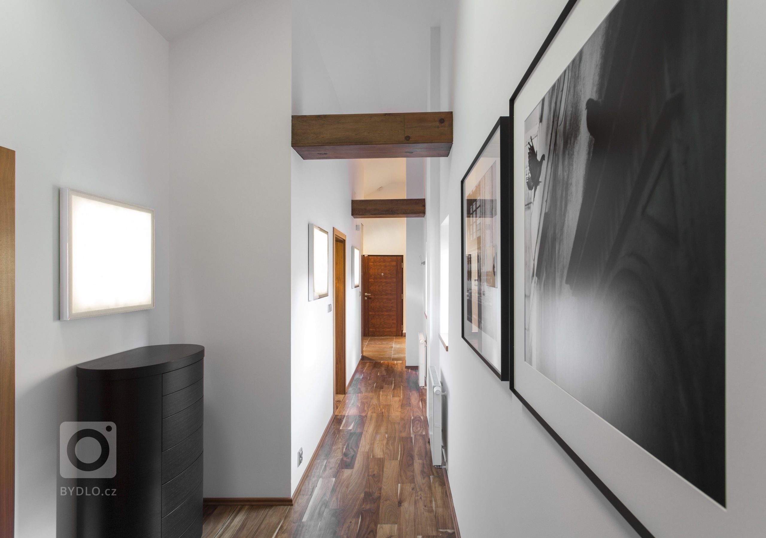 Jemný minimalistický interiér podkrovního bytu 3+kk v činžovním domě v Havelské ulici, Praha 1
