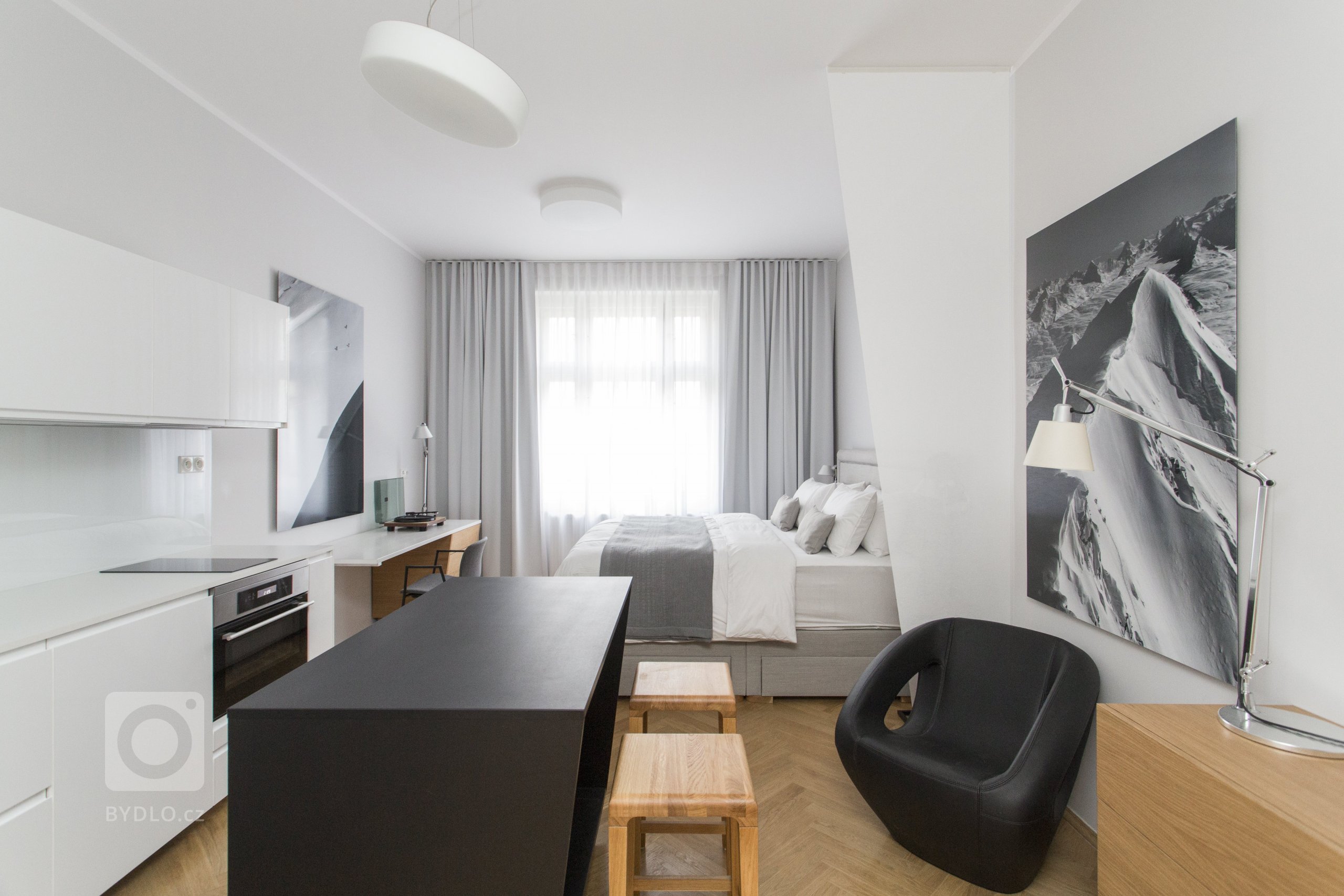 Malá garsonka v nově rekonstruovaném secesním domě na Letné je zázemím pro úspěšného businessmana, při jeho cestách do hlavního města.

Interiér se nese v…