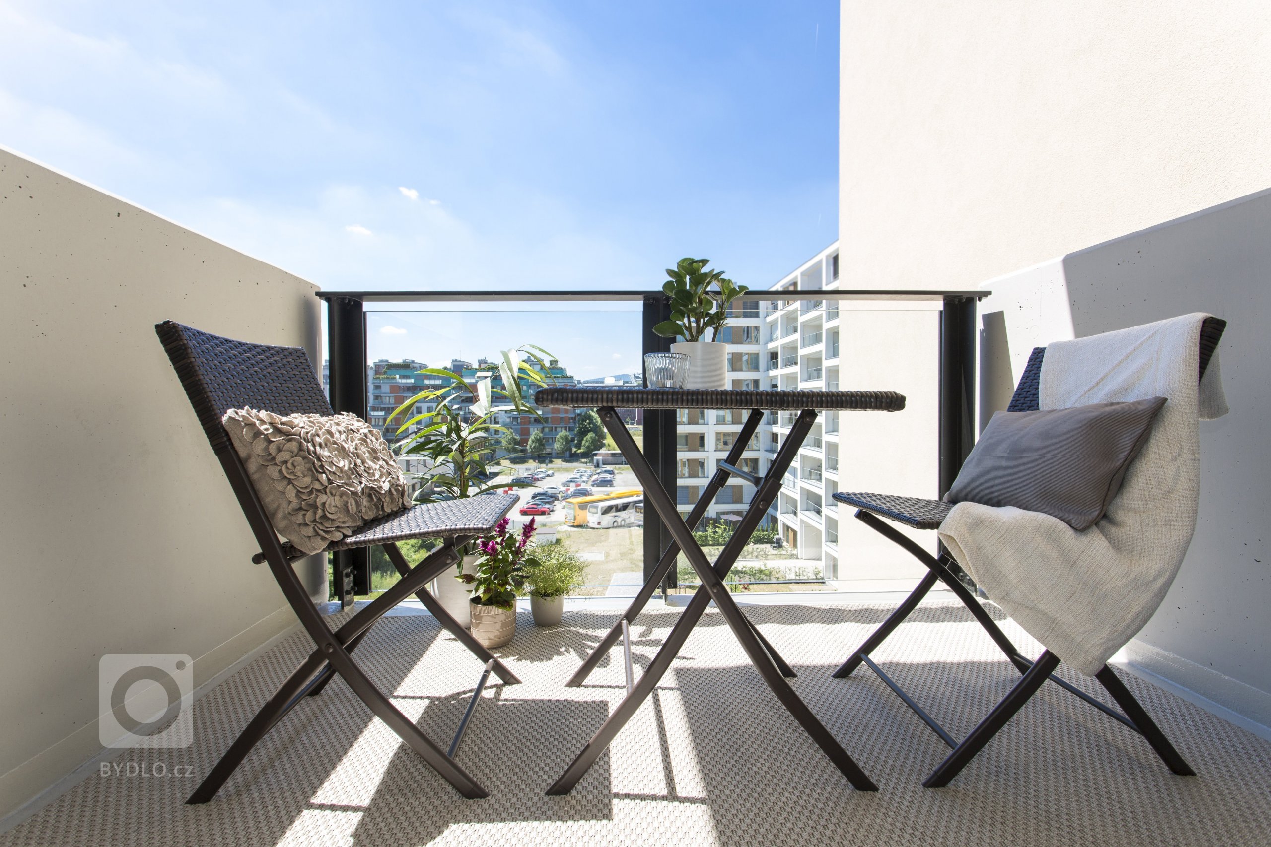 Návrh bytu 2+kk v pražské novostavbě byl ovlivněn jedinečným českým stylem - kubismem. Stěny bytu jsou zdobeny reprodukcemi kubistických umělců a ze stejného…