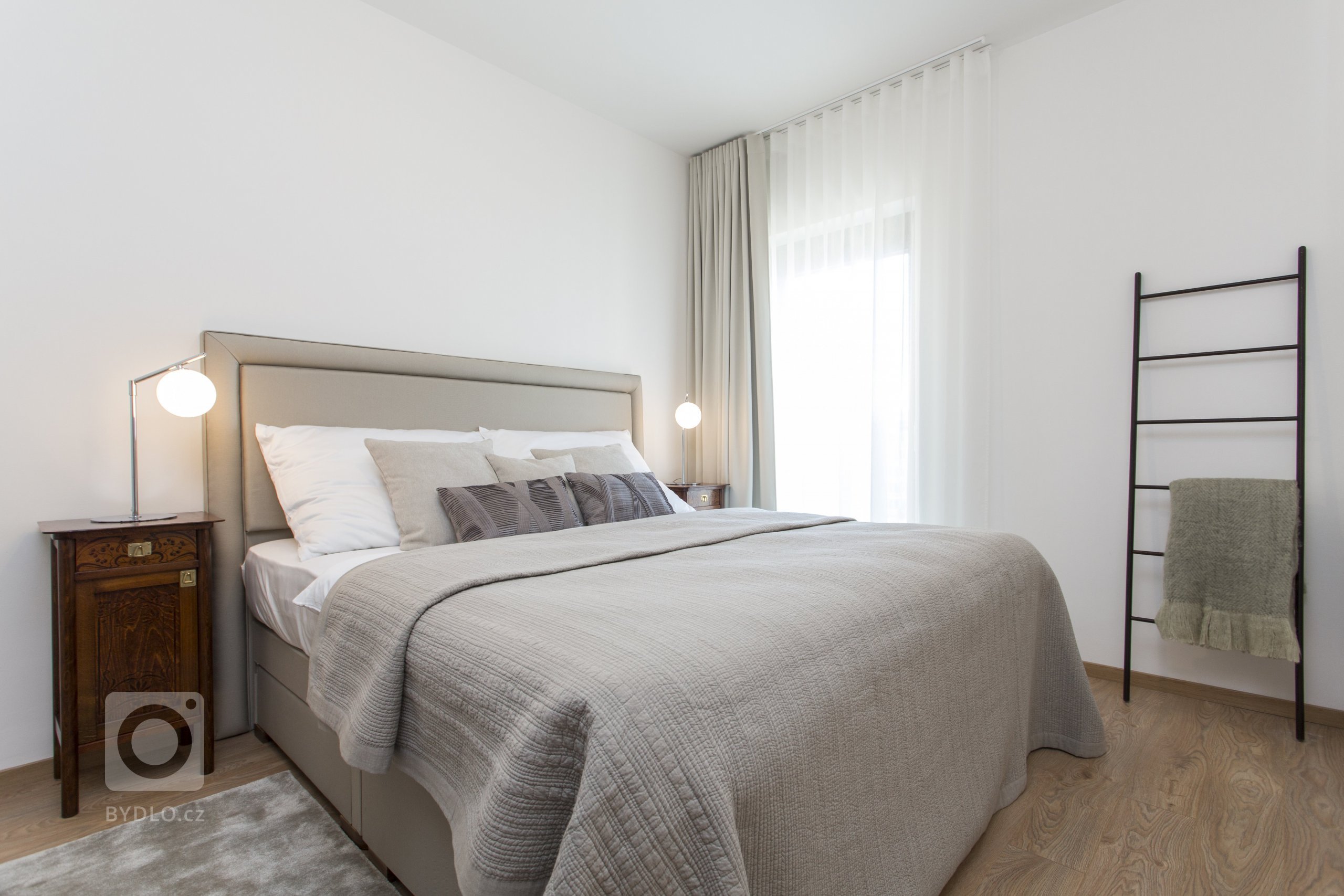 Návrh bytu 2+kk v pražské novostavbě byl ovlivněn jedinečným českým stylem - kubismem. Stěny bytu jsou zdobeny reprodukcemi kubistických umělců a ze stejného…