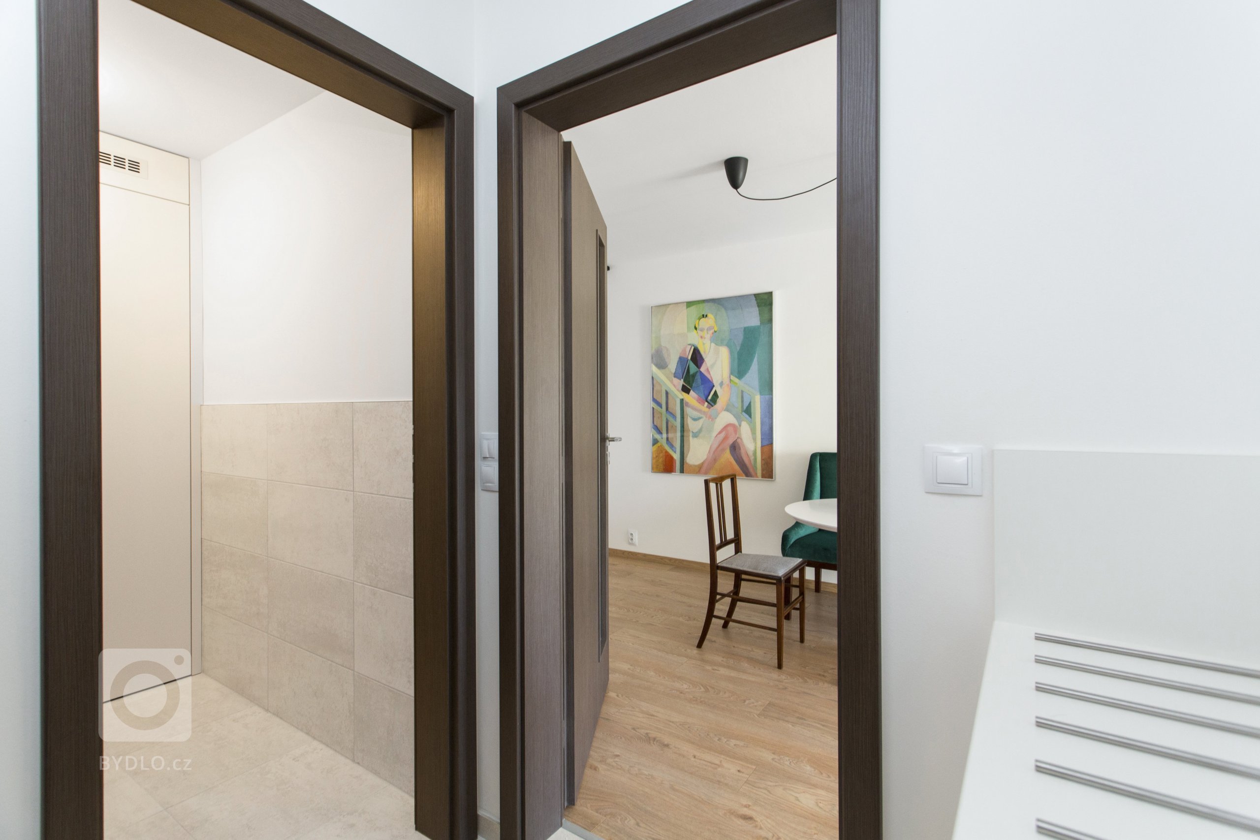 Návrh bytu 2+kk v pražské novostavbě byl ovlivněn jedinečným českým stylem - kubismem. Stěny bytu jsou zdobeny reprodukcemi kubistických umělců a ze stejného…