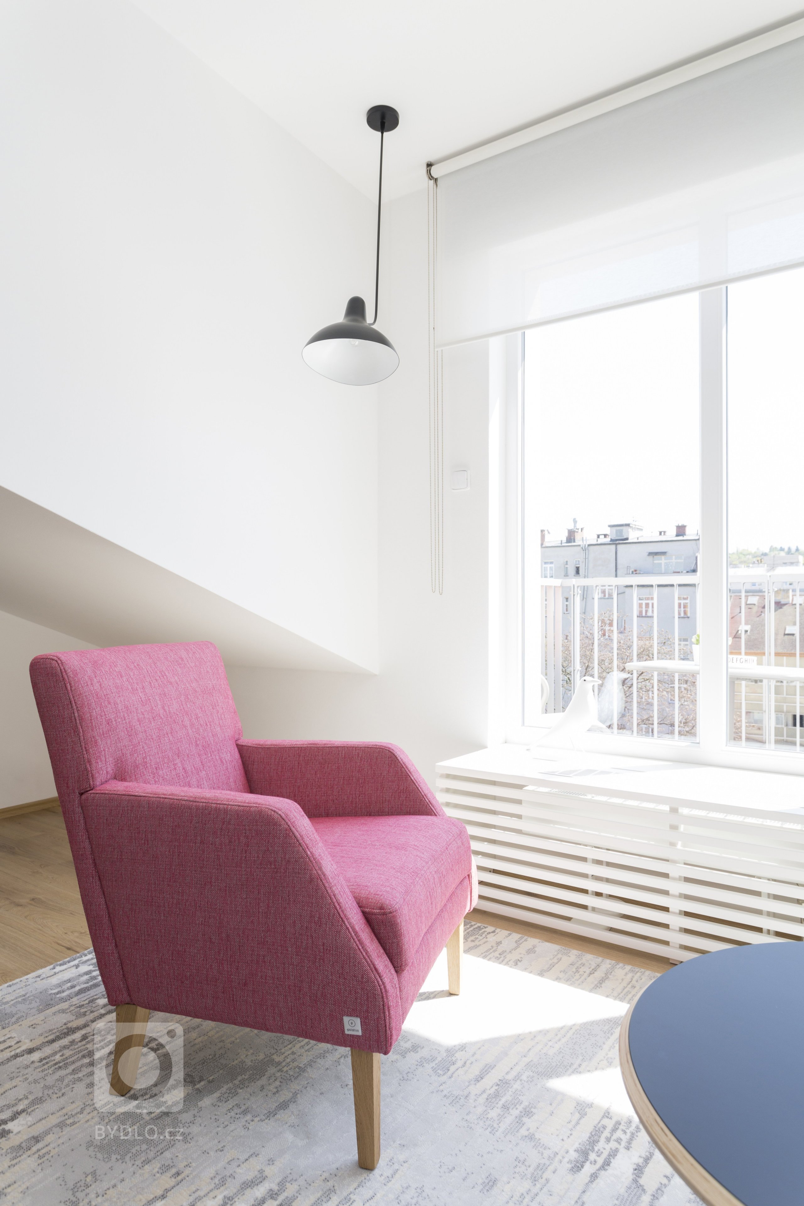 Návrh bytu 2kk nedaleko pražské Palmovky se nese v duchu hravosti. Výrazným prvkem jsou ilustrované portréty psů od anglického autora Andyho Shawa. Svěží…