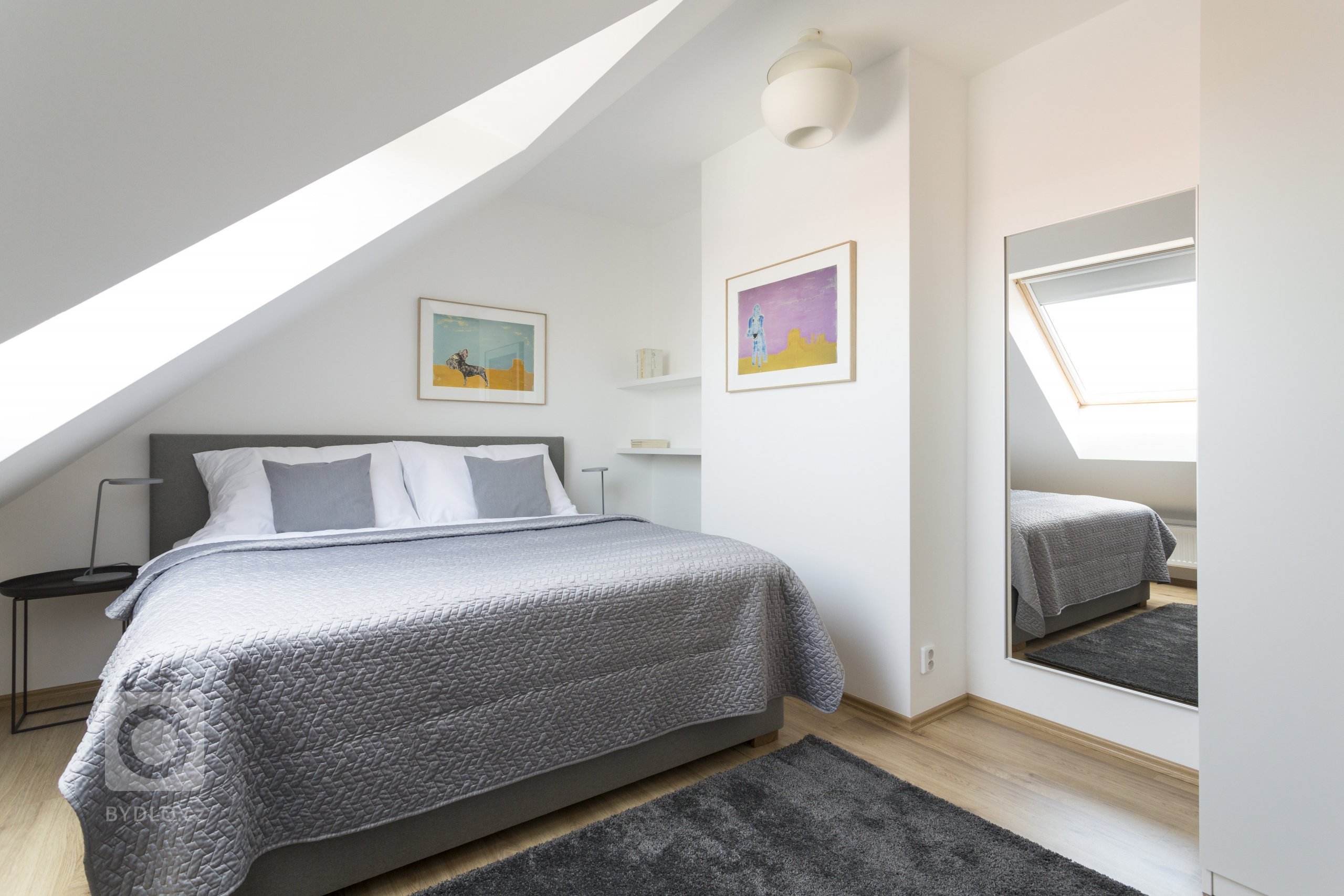 Návrh bytu 2kk nedaleko pražské Palmovky se nese v duchu hravosti. Výrazným prvkem jsou ilustrované portréty psů od anglického autora Andyho Shawa. Svěží…