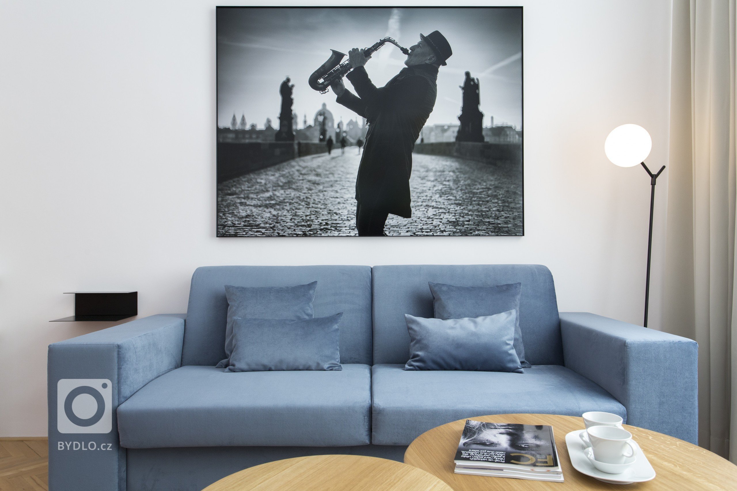 Při pohledu na interiér bytu 1+1 v Bílkově ulici neunikne pozornosti výrazná barevnost vybavení. Intenzivní barvy potahových materiálů v kombinaci s bílým a…