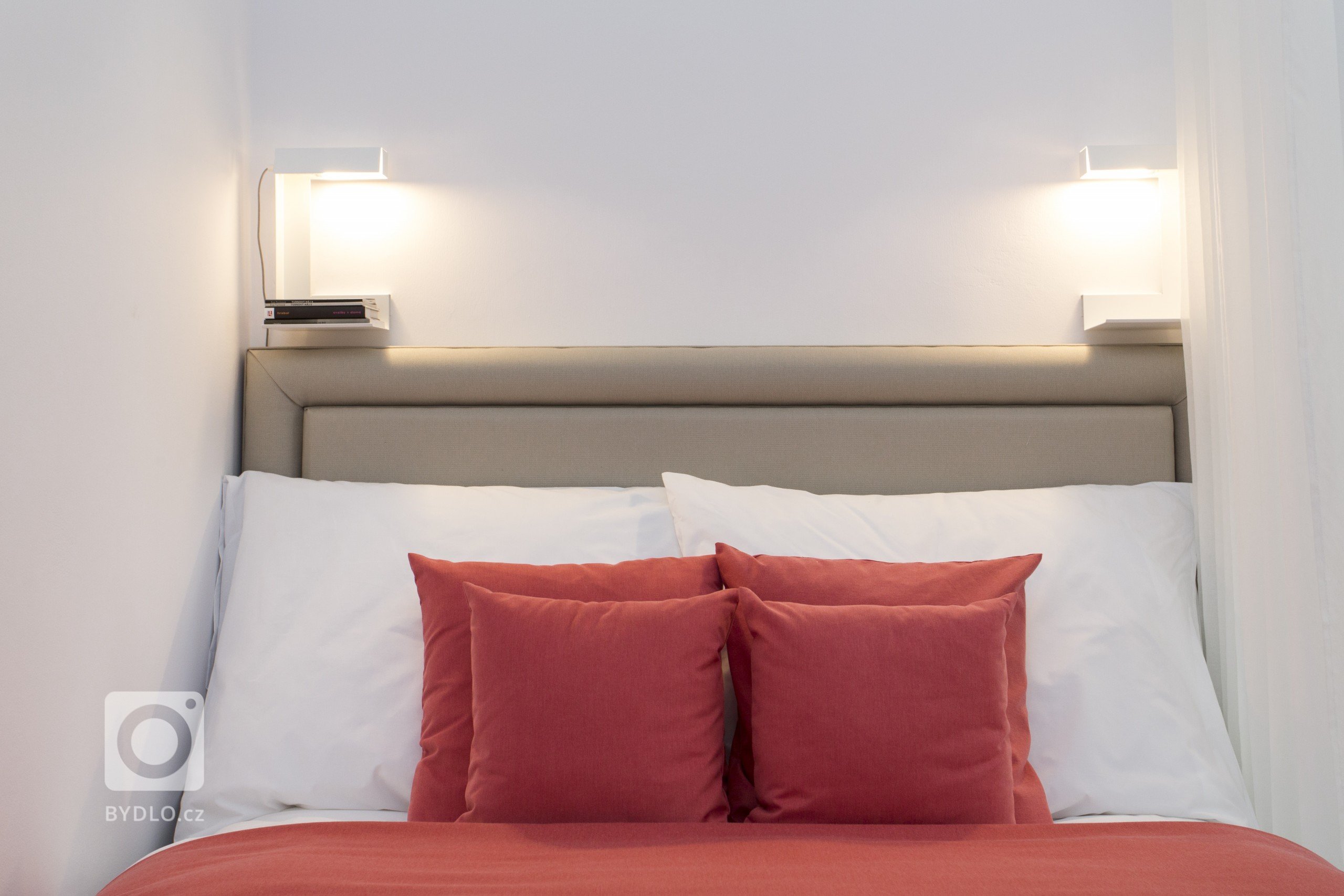 Při pohledu na interiér bytu 1+1 v Bílkově ulici neunikne pozornosti výrazná barevnost vybavení. Intenzivní barvy potahových materiálů v kombinaci s bílým a…