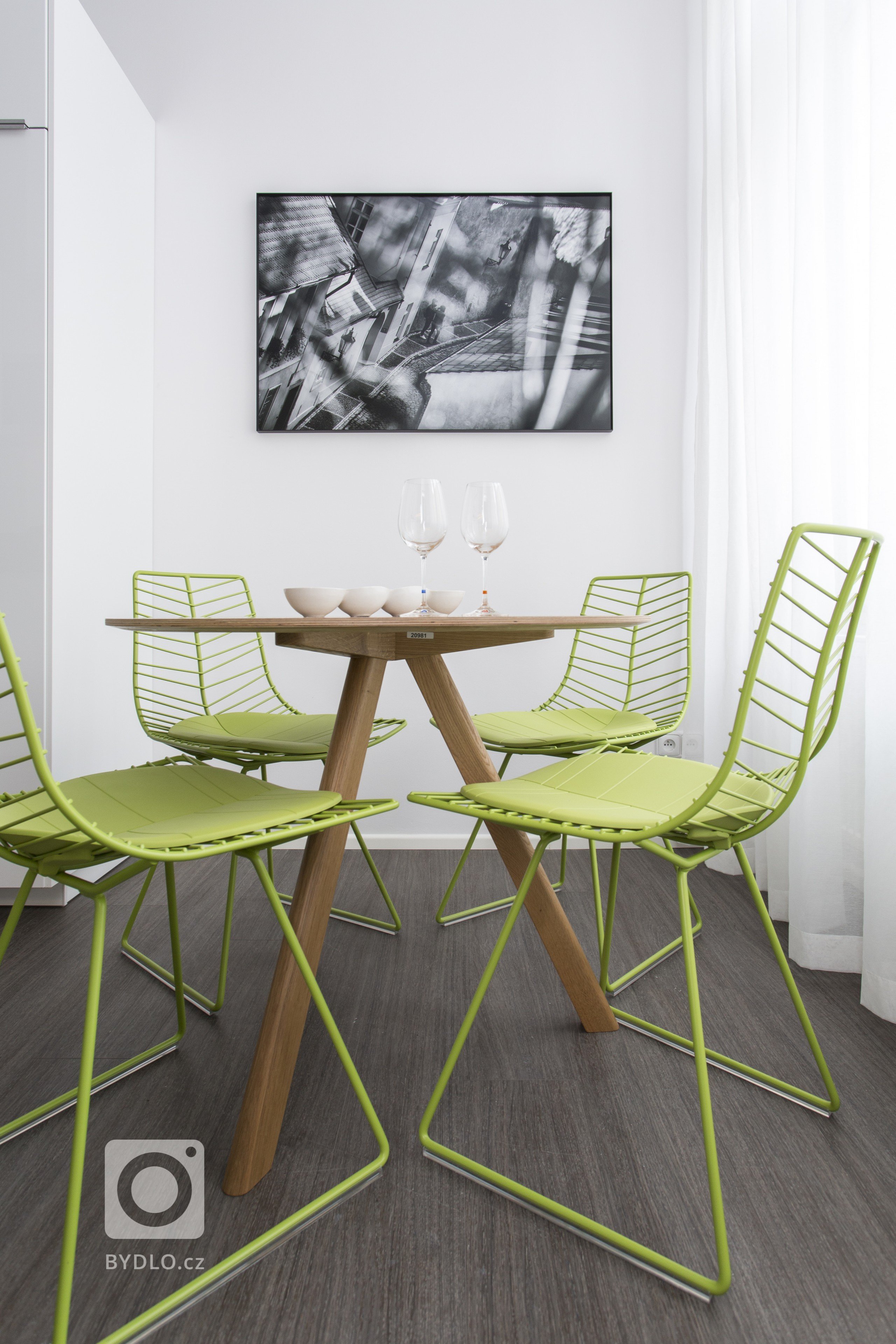 Při pohledu na interiér bytu 1+1 v Bílkově ulici neunikne pozornosti výrazná barevnost vybavení. Intenzivní barvy potahových materiálů v kombinaci s bílým a…