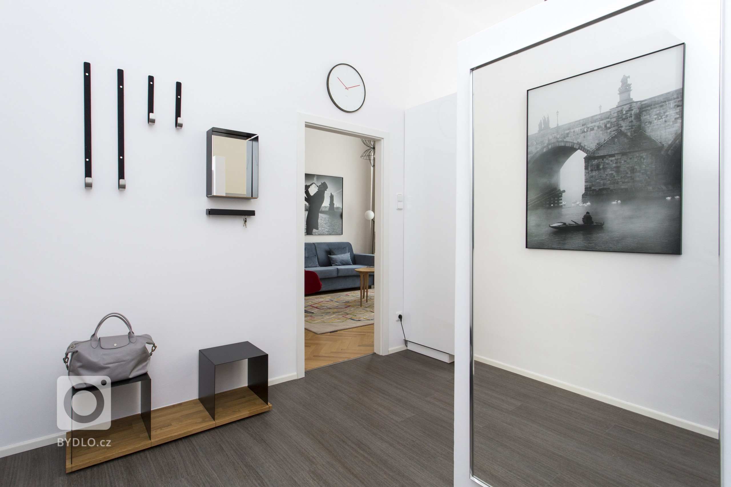 Při pohledu na interiér bytu 1+1 v Bílkově ulici neunikne pozornosti výrazná barevnost vybavení. Intenzivní barvy potahových materiálů v kombinaci s bílým a…