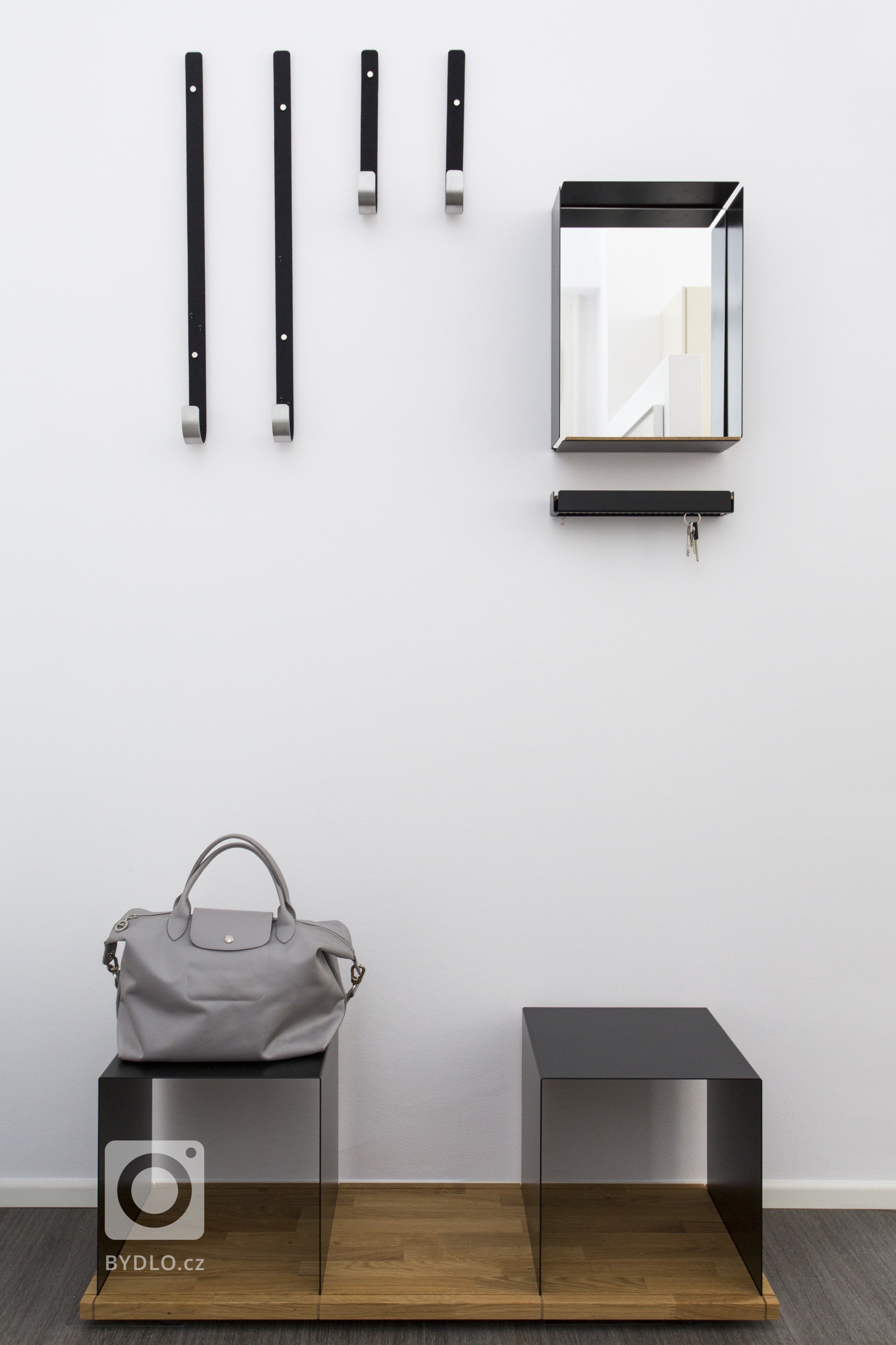 Při pohledu na interiér bytu 1+1 v Bílkově ulici neunikne pozornosti výrazná barevnost vybavení. Intenzivní barvy potahových materiálů v kombinaci s bílým a…