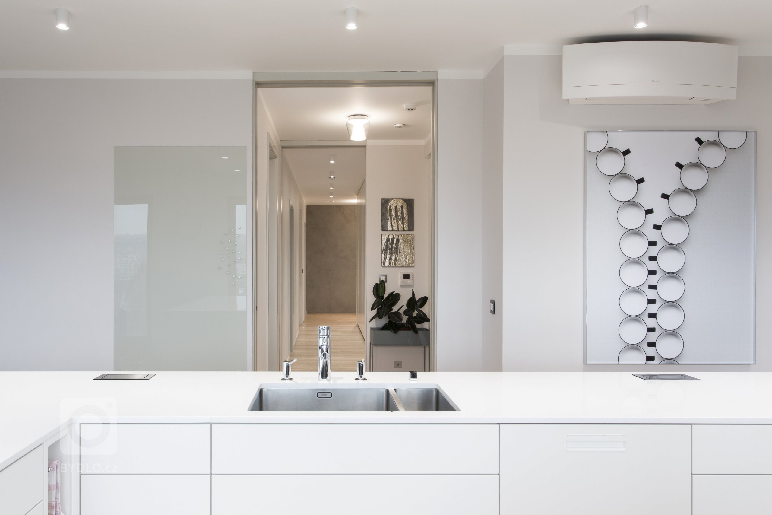 Velkometrážní byt v posledním patře rezidenčního projektu Vltava má jedinečný výhled na řeku Vltavu a protilehlé panorama starých Holešovic. Čisté linie,…