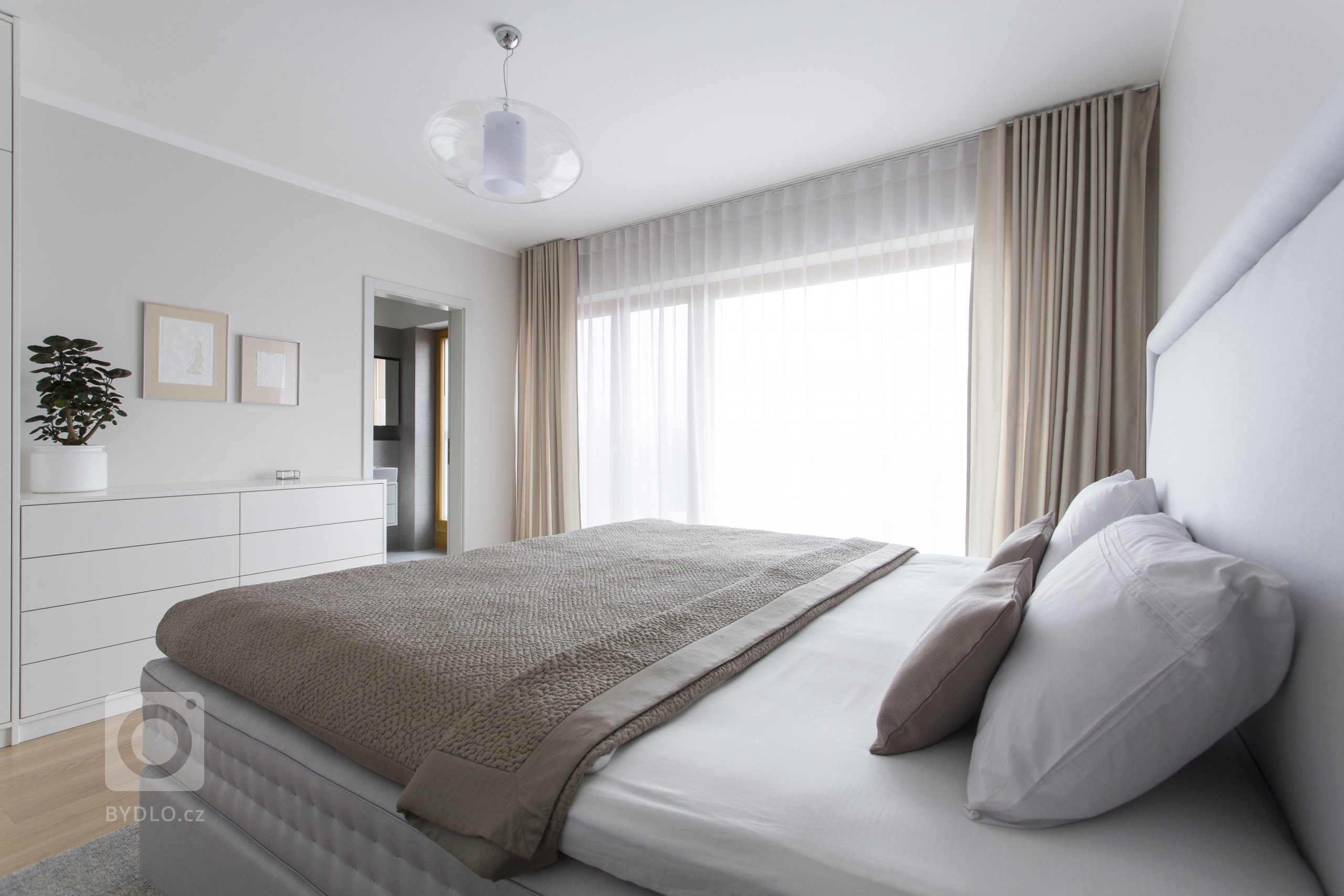 Velkometrážní byt v posledním patře rezidenčního projektu Vltava má jedinečný výhled na řeku Vltavu a protilehlé panorama starých Holešovic. Čisté linie,…