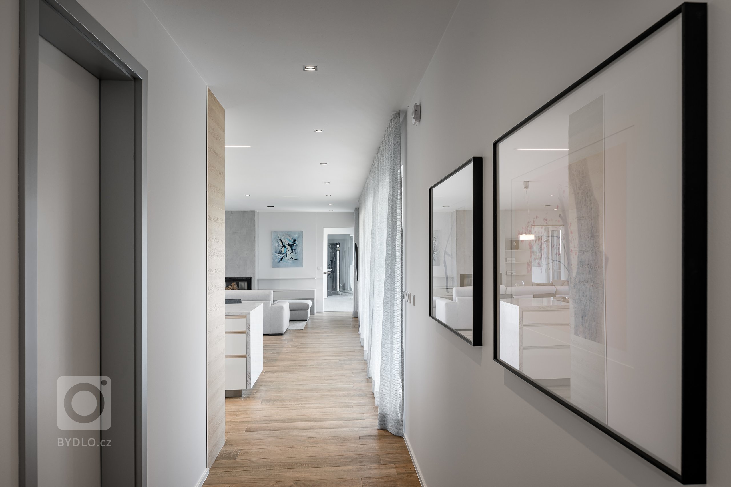 Z pokojů rovnou na zahradu

Přízemní moderní dům s půdorysem do tvaru písmene L se vnitřní stranou otevírá do zahrady skrze velká posuvná okna přes celou šířku…