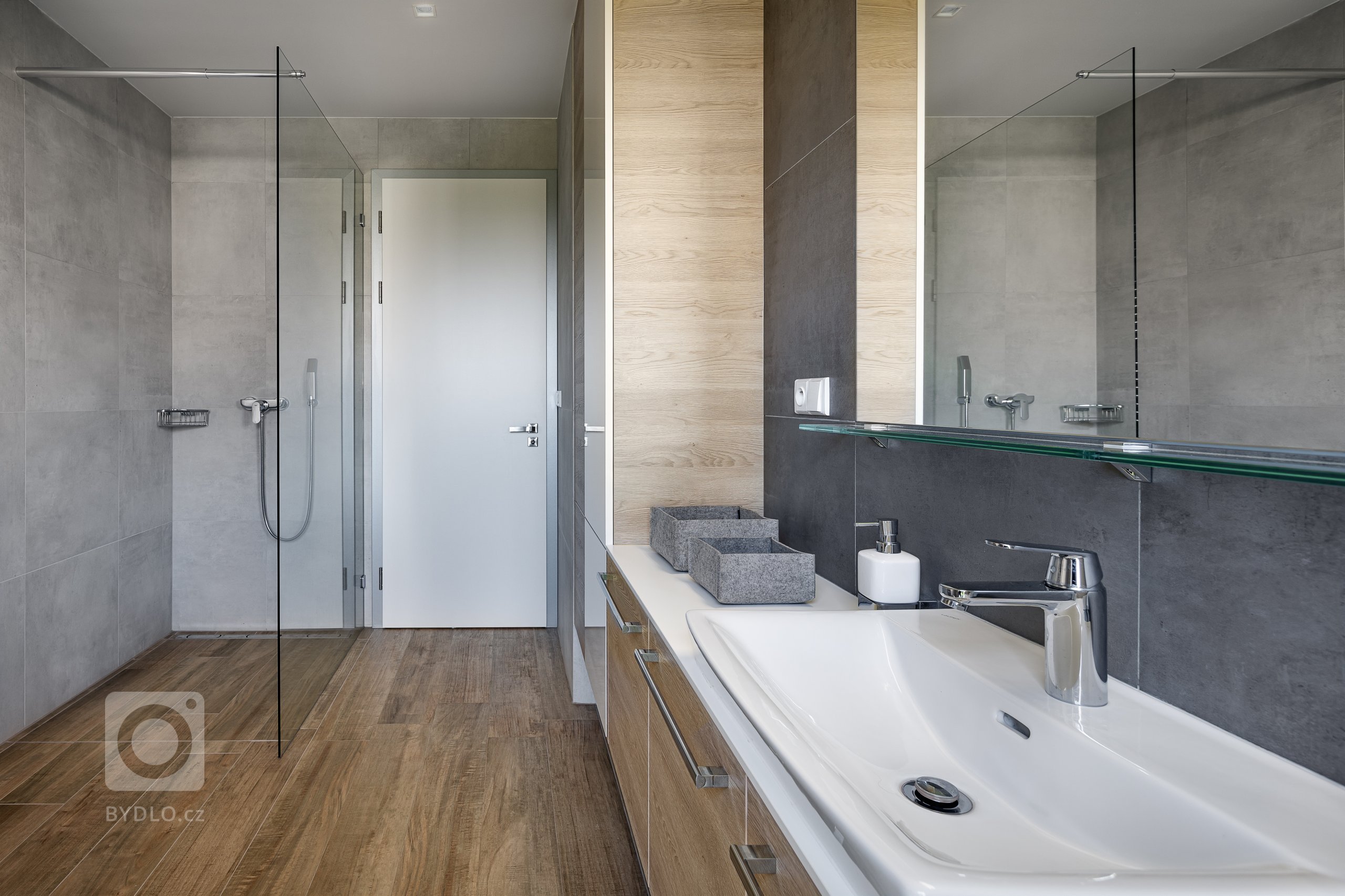 Z pokojů rovnou na zahradu

Přízemní moderní dům s půdorysem do tvaru písmene L se vnitřní stranou otevírá do zahrady skrze velká posuvná okna přes celou šířku…