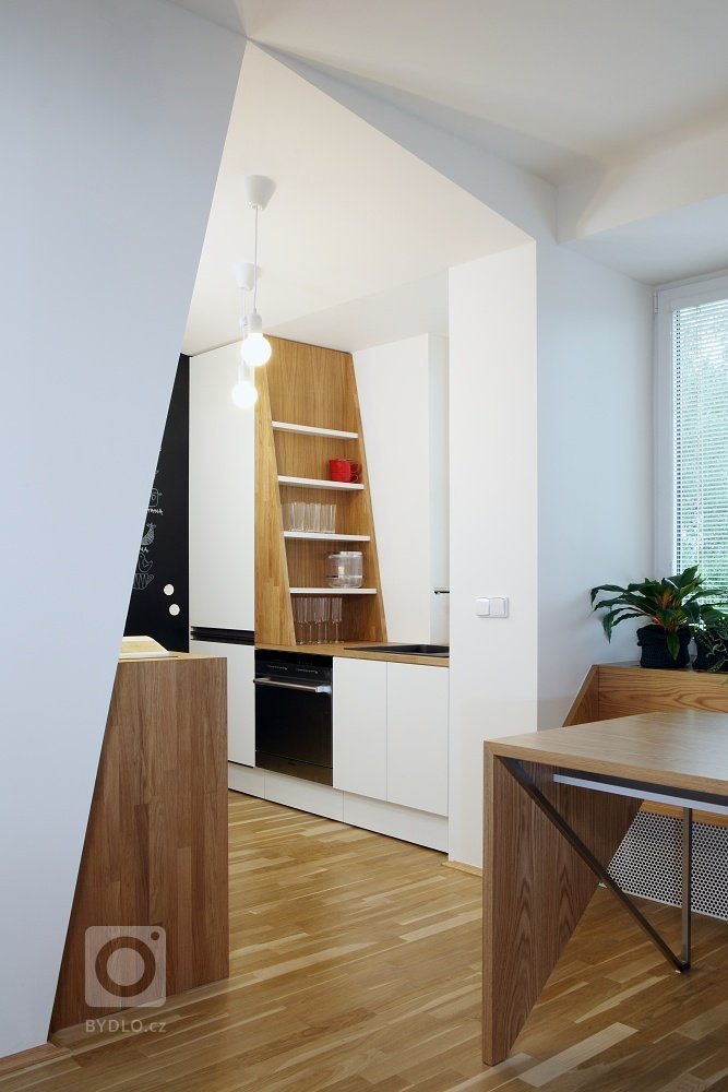 K projektu jsem se dostala ve fázi, kdy byla rekonstrukce v plném proudu, což není zrovna ideální. V bytě už se chystaly nové rozvody, omítky, dveře.&nbsp;V…