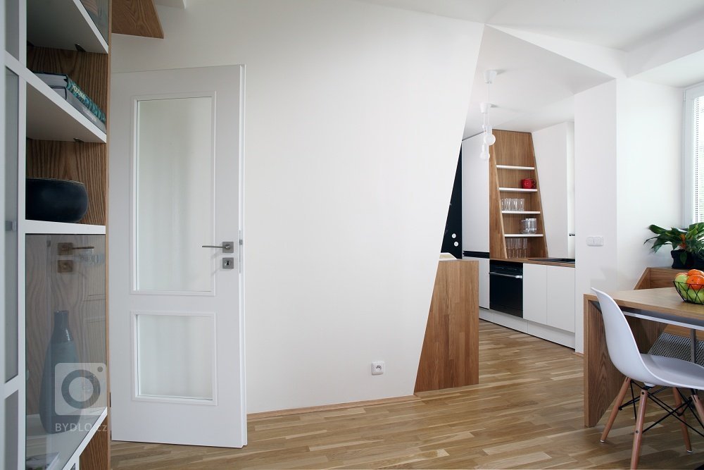 K projektu jsem se dostala ve fázi, kdy byla rekonstrukce v plném proudu, což není zrovna ideální. V bytě už se chystaly nové rozvody, omítky, dveře.&nbsp;V…