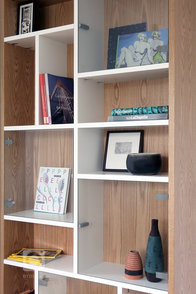 K projektu jsem se dostala ve fázi, kdy byla rekonstrukce v plném proudu, což není zrovna ideální. V bytě už se chystaly nové rozvody, omítky, dveře.&nbsp;V…