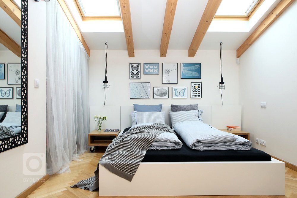 Základní kostra bytu je zrealizována v neutrálních barvách. Dominuje zde dřevo, převážuje&nbsp;bílá a do toho vstupuje černá konstrukce ocelového schodiště.

…