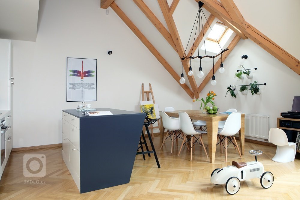 Základní kostra bytu je zrealizována v neutrálních barvách. Dominuje zde dřevo, převážuje&nbsp;bílá a do toho vstupuje černá konstrukce ocelového schodiště.

…