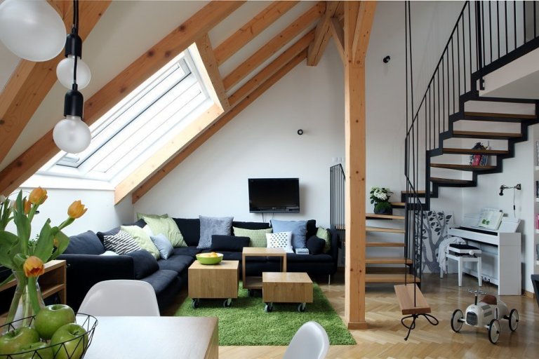 Základní kostra bytu je zrealizována v neutrálních barvách. Dominuje zde dřevo, převážuje&nbsp;bílá a do toho vstupuje černá konstrukce ocelového schodiště.
…