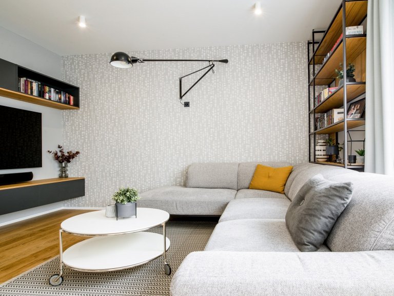 Na počátku návrhu jsme měli jasný cíl - navrhnout správné dispoziční uspořádání, zvětšit vstupní prostor, najít místo pro pracovní stůl a v neposlední řadě…