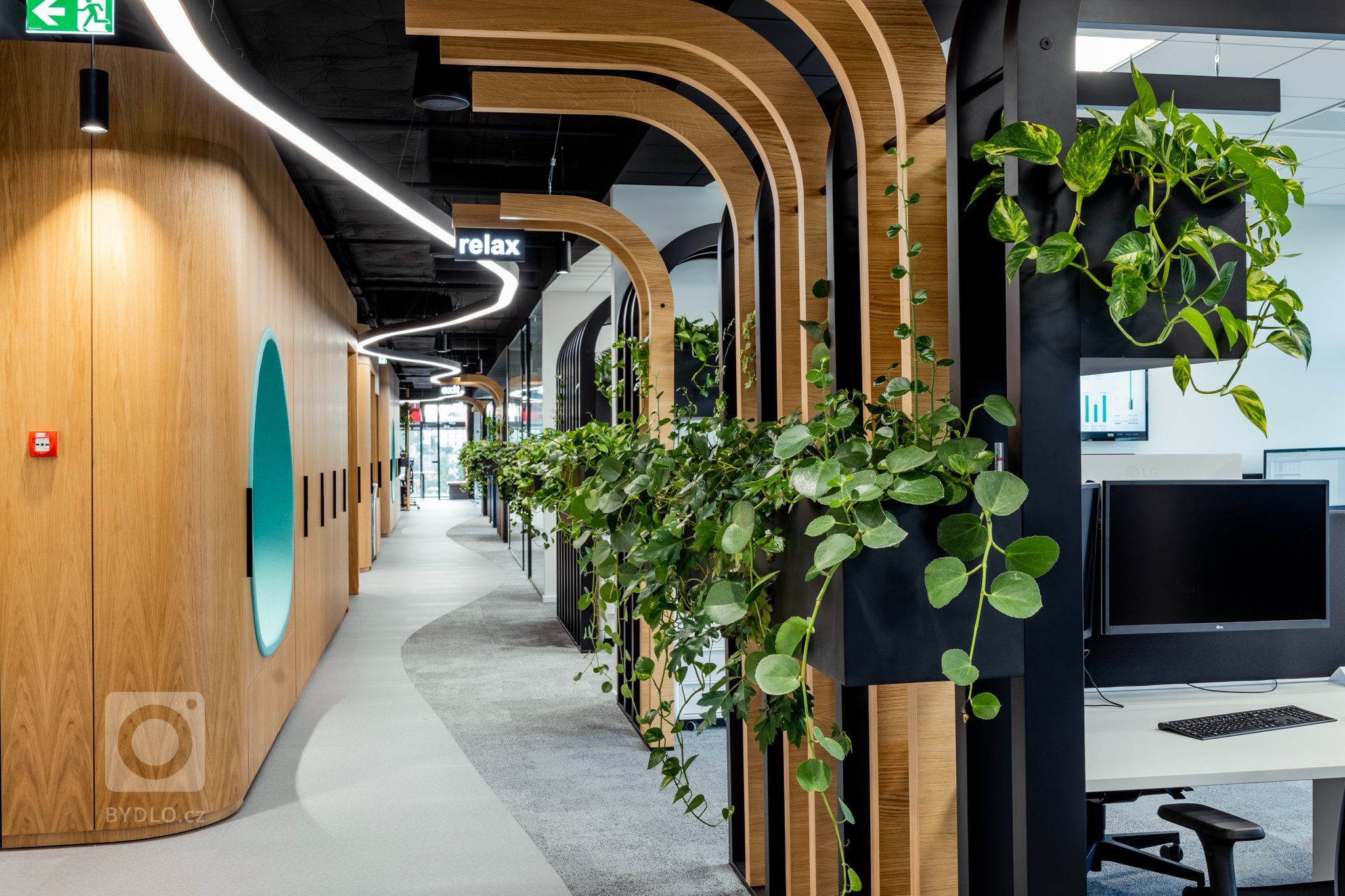 Úkolem a zadáním od investora bylo sjednotit high-tech řešení s přírodou. Vizuální styl vychází z podstaty společnosti, doplňuje její filozofii a pohled na…