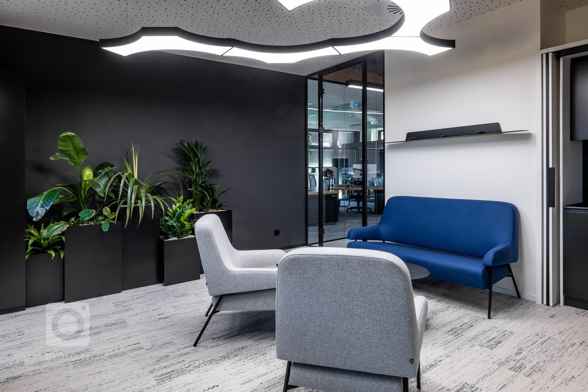 Úkolem a zadáním od investora bylo sjednotit high-tech řešení s přírodou. Vizuální styl vychází z podstaty společnosti, doplňuje její filozofii a pohled na…