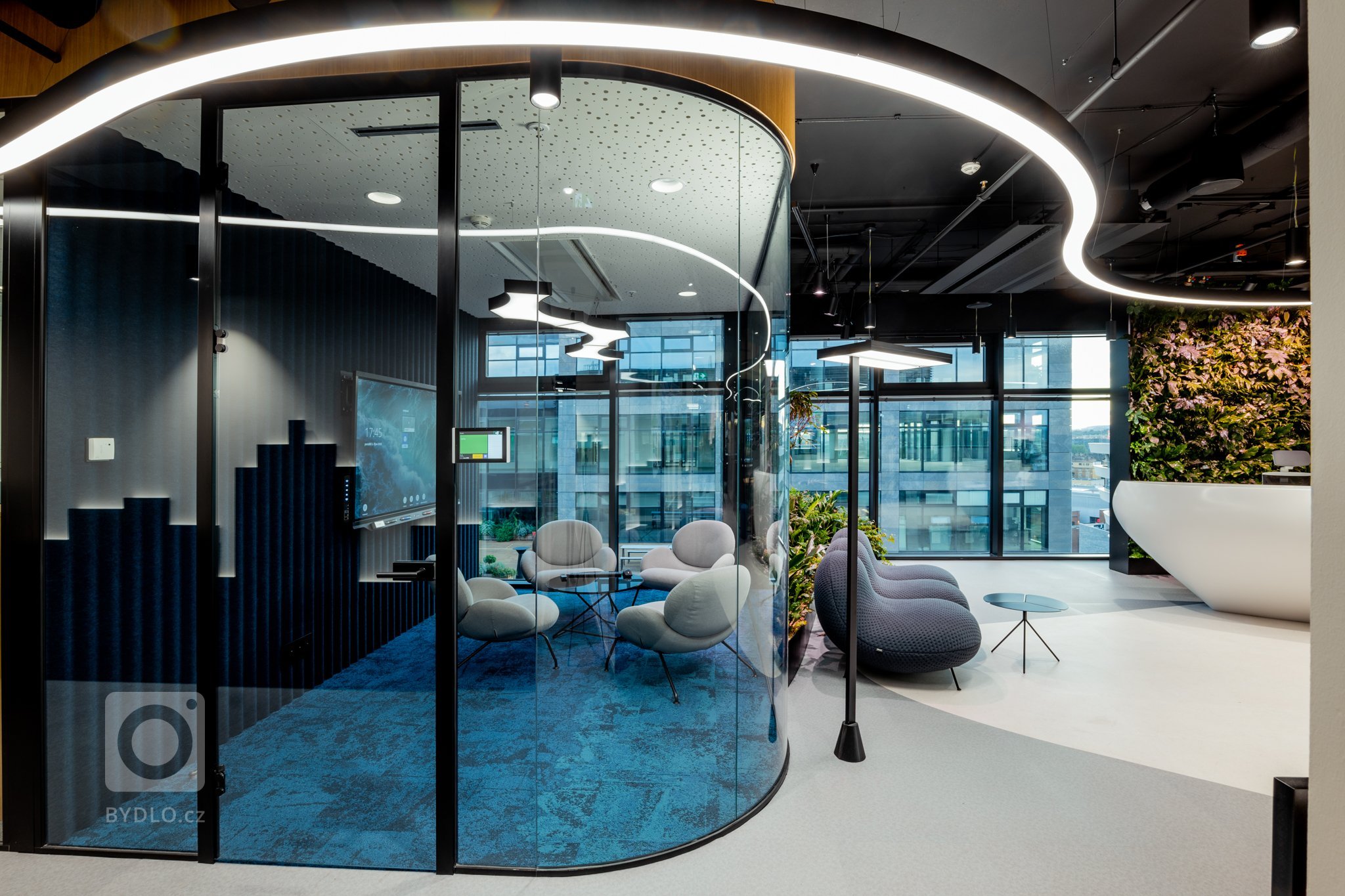 Úkolem a zadáním od investora bylo sjednotit high-tech řešení s přírodou. Vizuální styl vychází z podstaty společnosti, doplňuje její filozofii a pohled na…