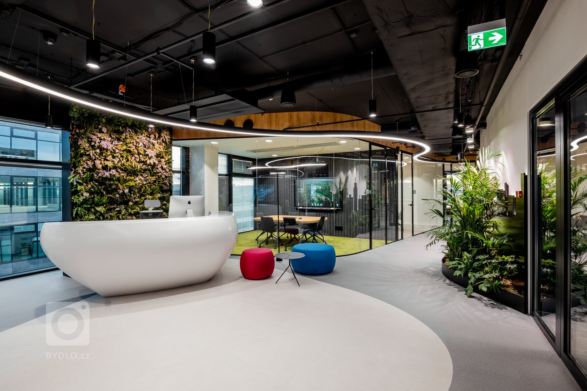 Úkolem a zadáním od investora bylo sjednotit high-tech řešení s přírodou. Vizuální styl vychází z podstaty společnosti, doplňuje její filozofii a pohled na…