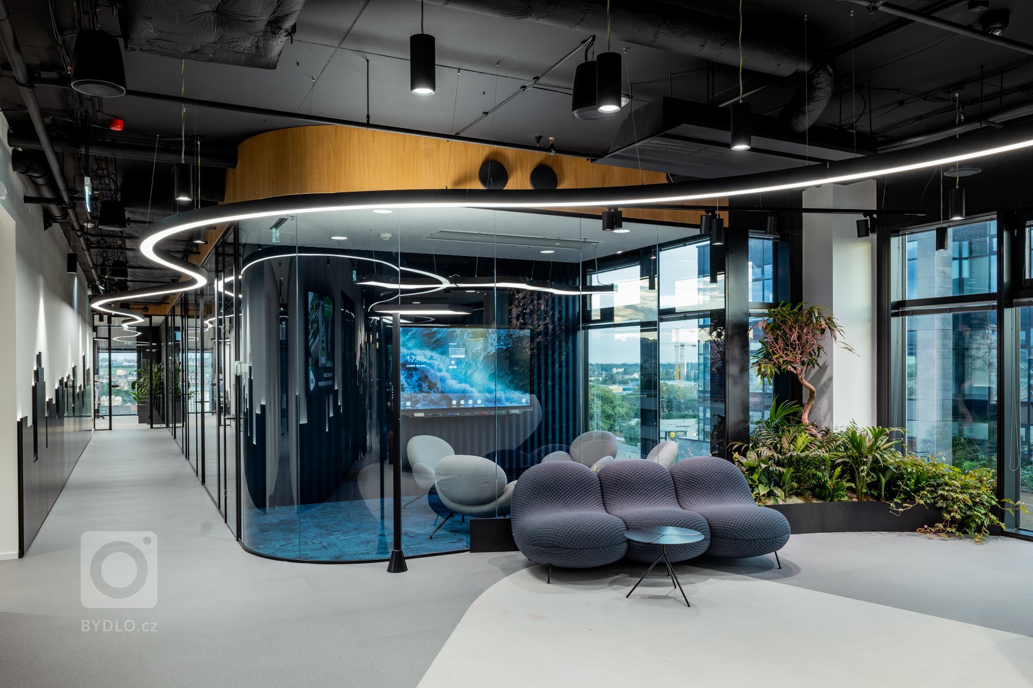 Úkolem a zadáním od investora bylo sjednotit high-tech řešení s přírodou. Vizuální styl vychází z podstaty společnosti, doplňuje její filozofii a pohled na…