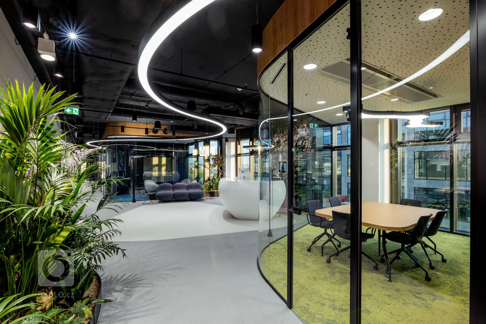 Úkolem a zadáním od investora bylo sjednotit high-tech řešení s přírodou. Vizuální styl vychází z podstaty společnosti, doplňuje její filozofii a pohled na…