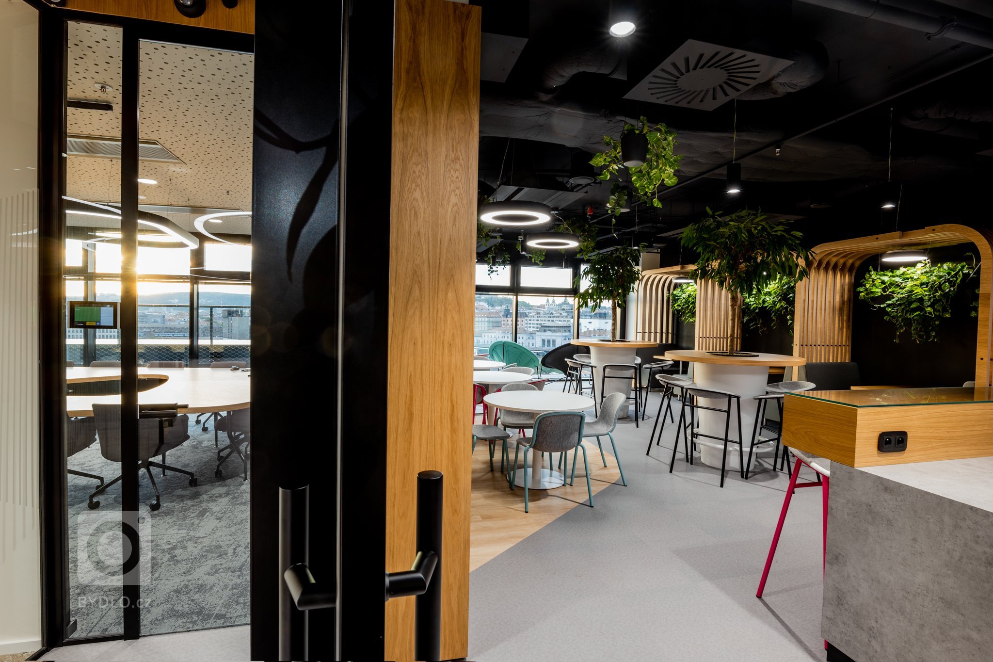 Úkolem a zadáním od investora bylo sjednotit high-tech řešení s přírodou. Vizuální styl vychází z podstaty společnosti, doplňuje její filozofii a pohled na…