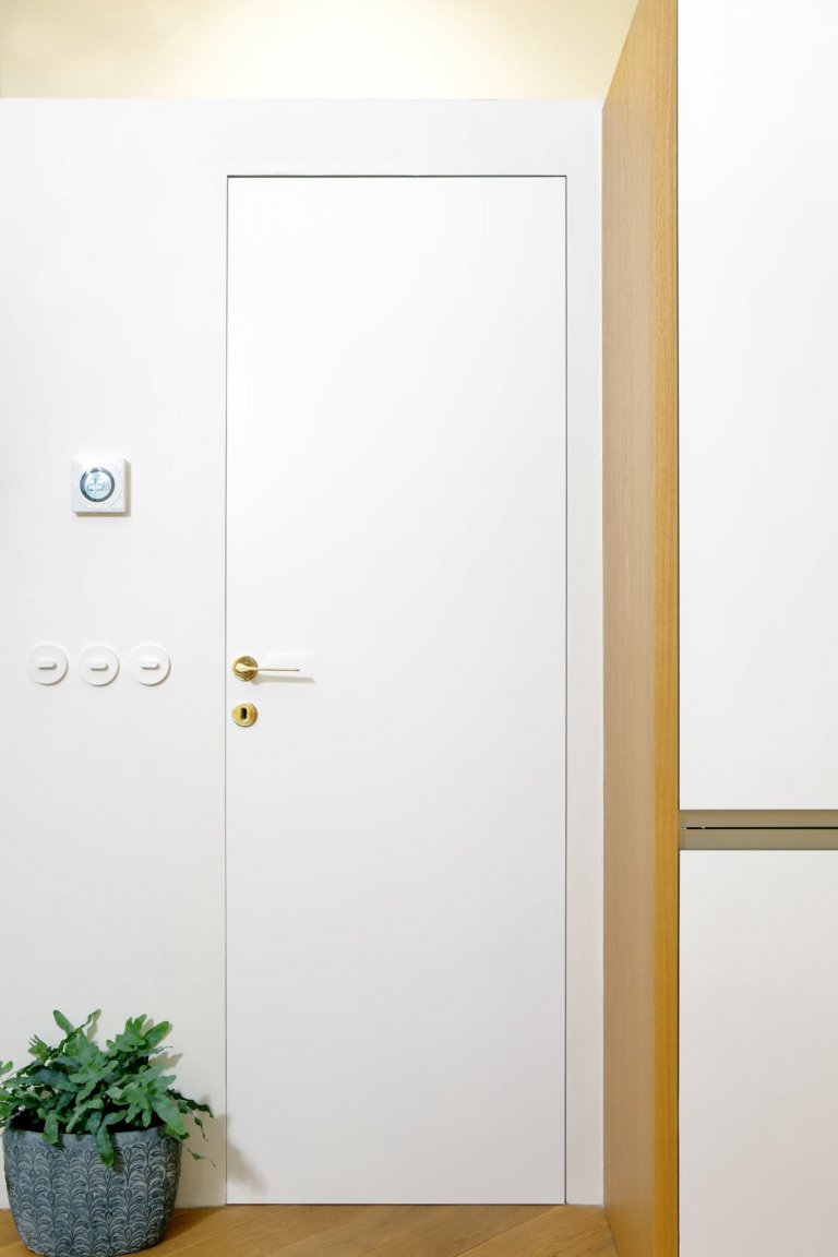 Rekonstrukce malého bytu spočívala v přesunu zázemí s koupelnou do souvislého bloku, který je prosvětlen úzkým světlíkem po jeho délce. Toto řešení umožnilo…