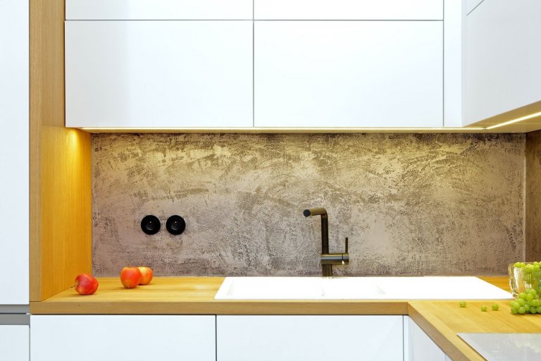 Rekonstrukce malého bytu spočívala v přesunu zázemí s koupelnou do souvislého bloku, který je prosvětlen úzkým světlíkem po jeho délce. Toto řešení umožnilo…