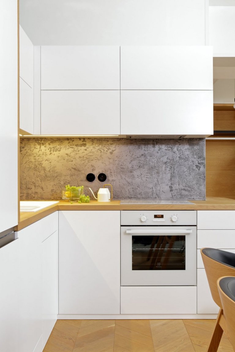 Rekonstrukce malého bytu spočívala v přesunu zázemí s koupelnou do souvislého bloku, který je prosvětlen úzkým světlíkem po jeho délce. Toto řešení umožnilo…