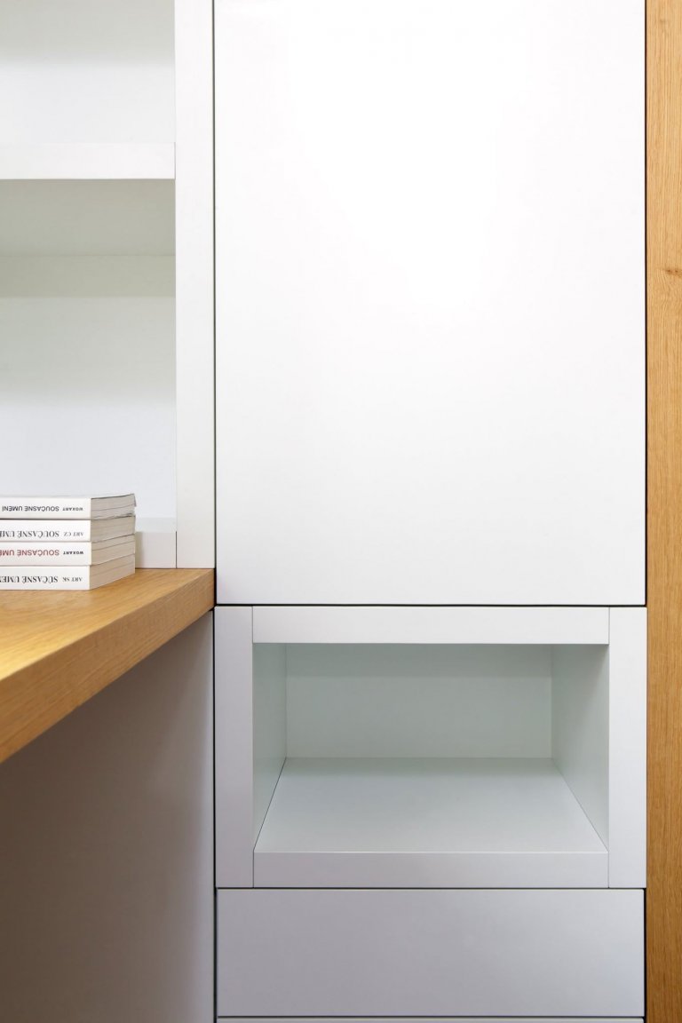 Rekonstrukce malého bytu spočívala v přesunu zázemí s koupelnou do souvislého bloku, který je prosvětlen úzkým světlíkem po jeho délce. Toto řešení umožnilo…