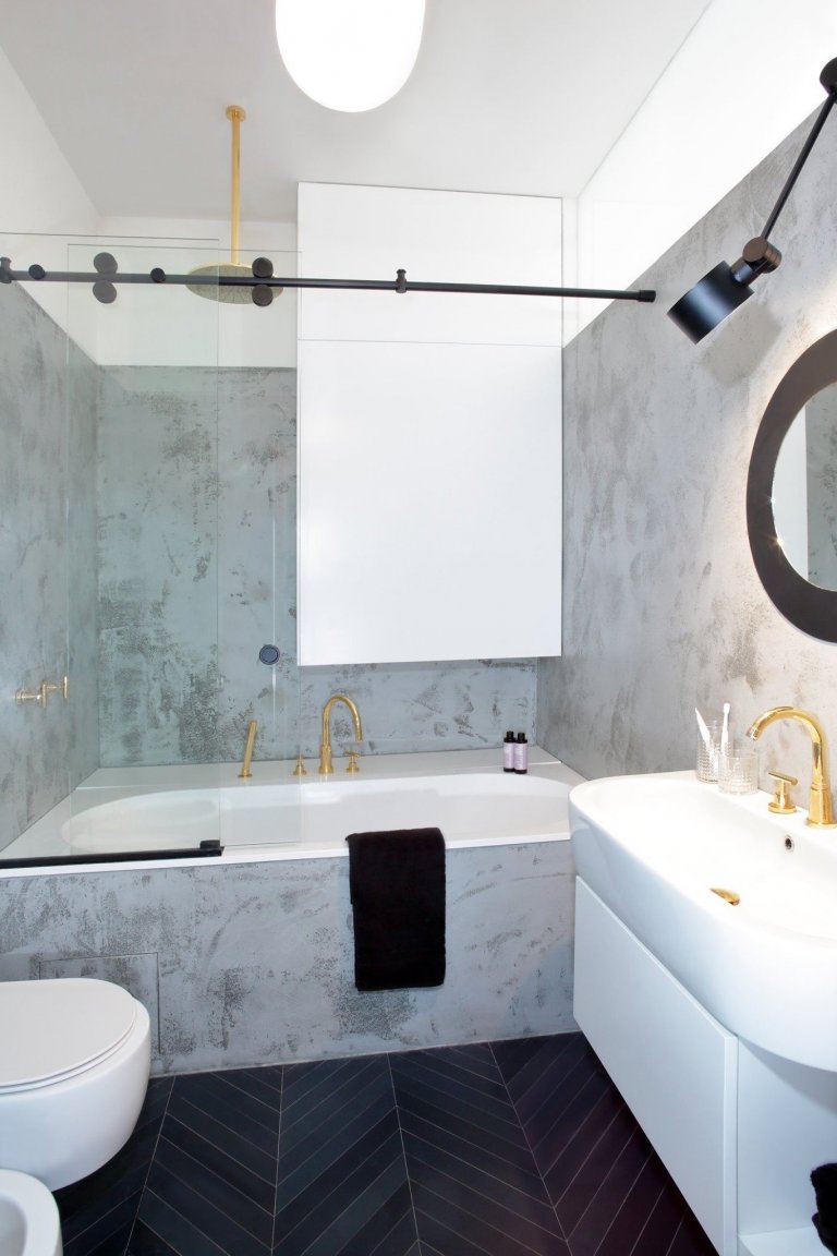 Rekonstrukce malého bytu spočívala v přesunu zázemí s koupelnou do souvislého bloku, který je prosvětlen úzkým světlíkem po jeho délce. Toto řešení umožnilo…