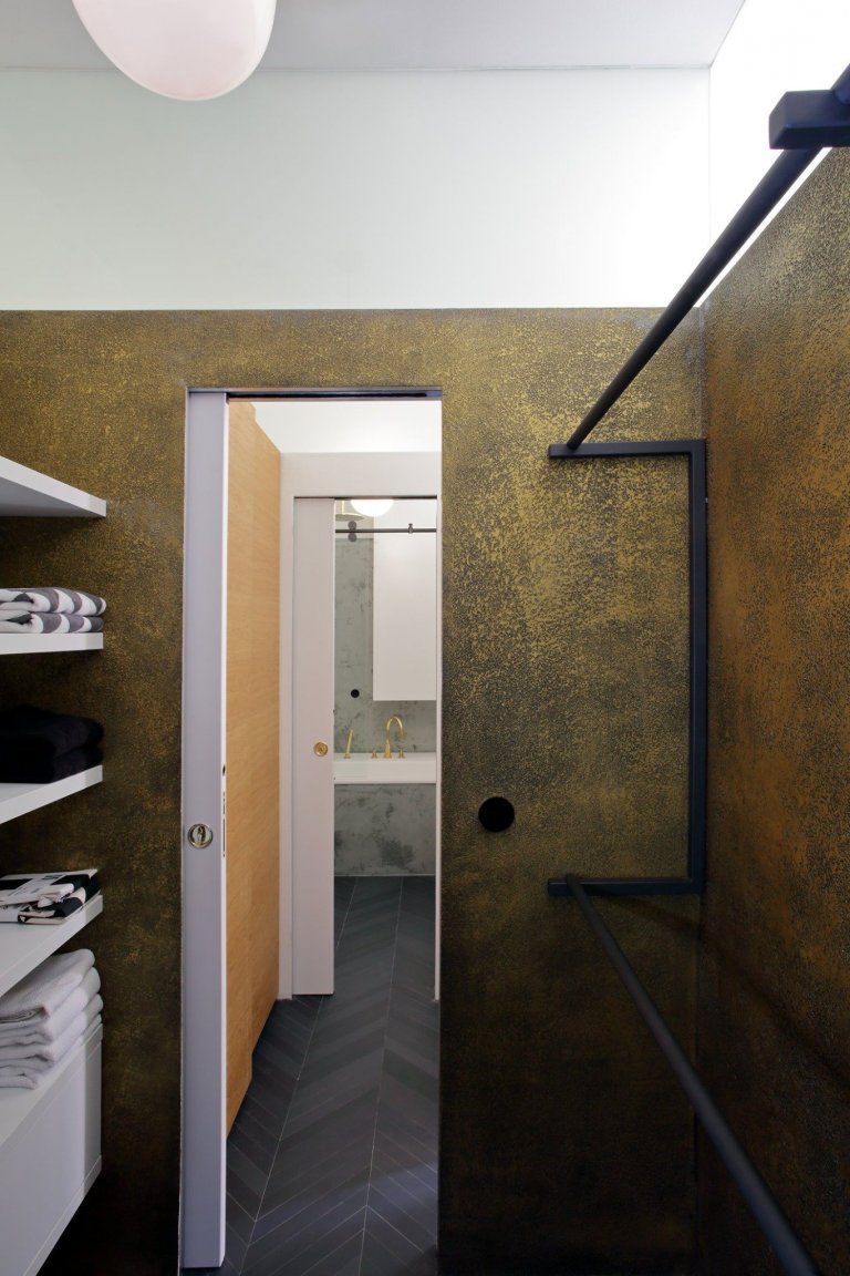 Rekonstrukce malého bytu spočívala v přesunu zázemí s koupelnou do souvislého bloku, který je prosvětlen úzkým světlíkem po jeho délce. Toto řešení umožnilo…