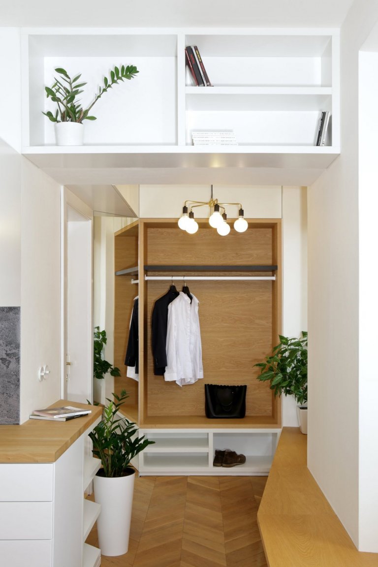 Rekonstrukce malého bytu spočívala v přesunu zázemí s koupelnou do souvislého bloku, který je prosvětlen úzkým světlíkem po jeho délce. Toto řešení umožnilo…