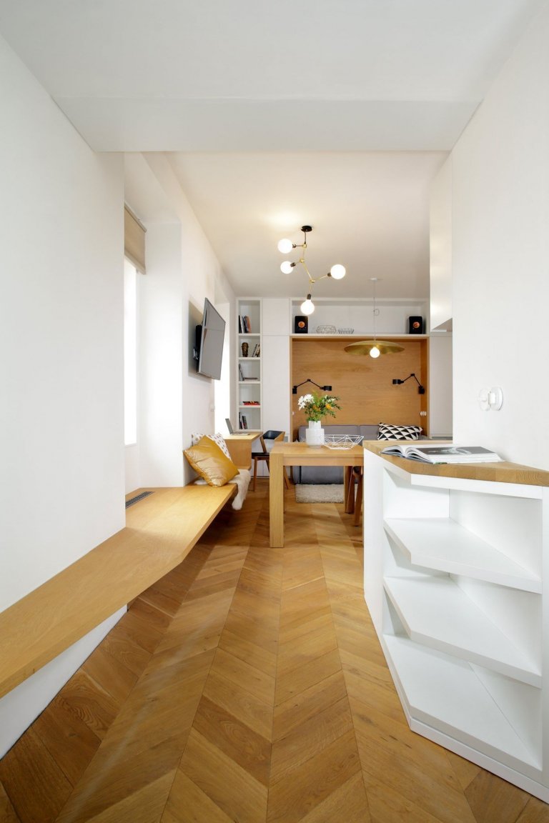 Rekonstrukce malého bytu spočívala v přesunu zázemí s koupelnou do souvislého bloku, který je prosvětlen úzkým světlíkem po jeho délce. Toto řešení umožnilo…