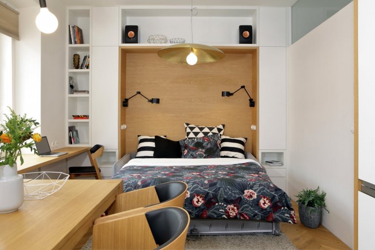 Rekonstrukce malého bytu spočívala v přesunu zázemí s koupelnou do souvislého bloku, který je prosvětlen úzkým světlíkem po jeho délce. Toto řešení umožnilo…