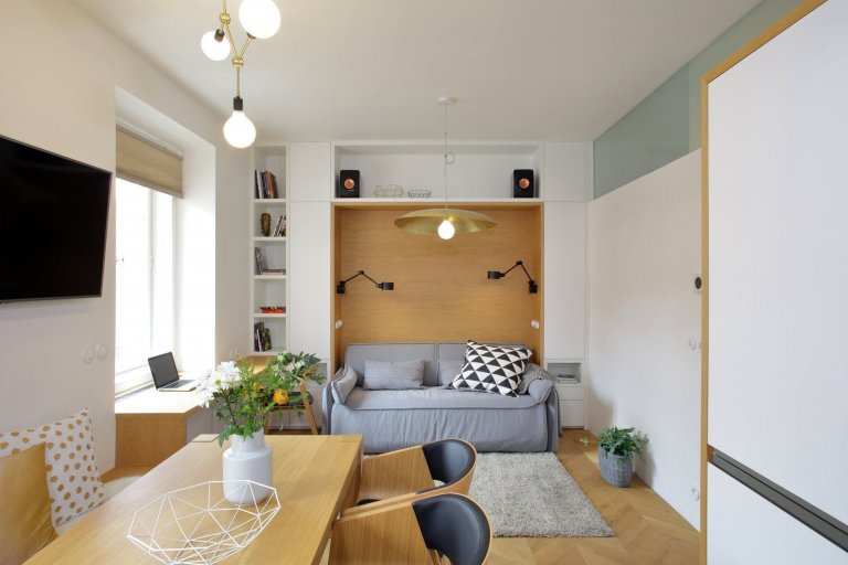 Rekonstrukce malého bytu spočívala v přesunu zázemí s koupelnou do souvislého bloku, který je prosvětlen úzkým světlíkem po jeho délce. Toto řešení umožnilo…