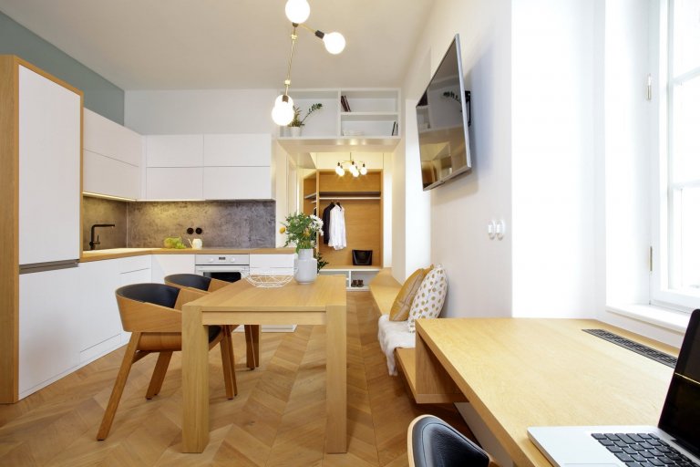 Rekonstrukce malého bytu spočívala v přesunu zázemí s koupelnou do souvislého bloku, který je prosvětlen úzkým světlíkem po jeho délce. Toto řešení umožnilo…