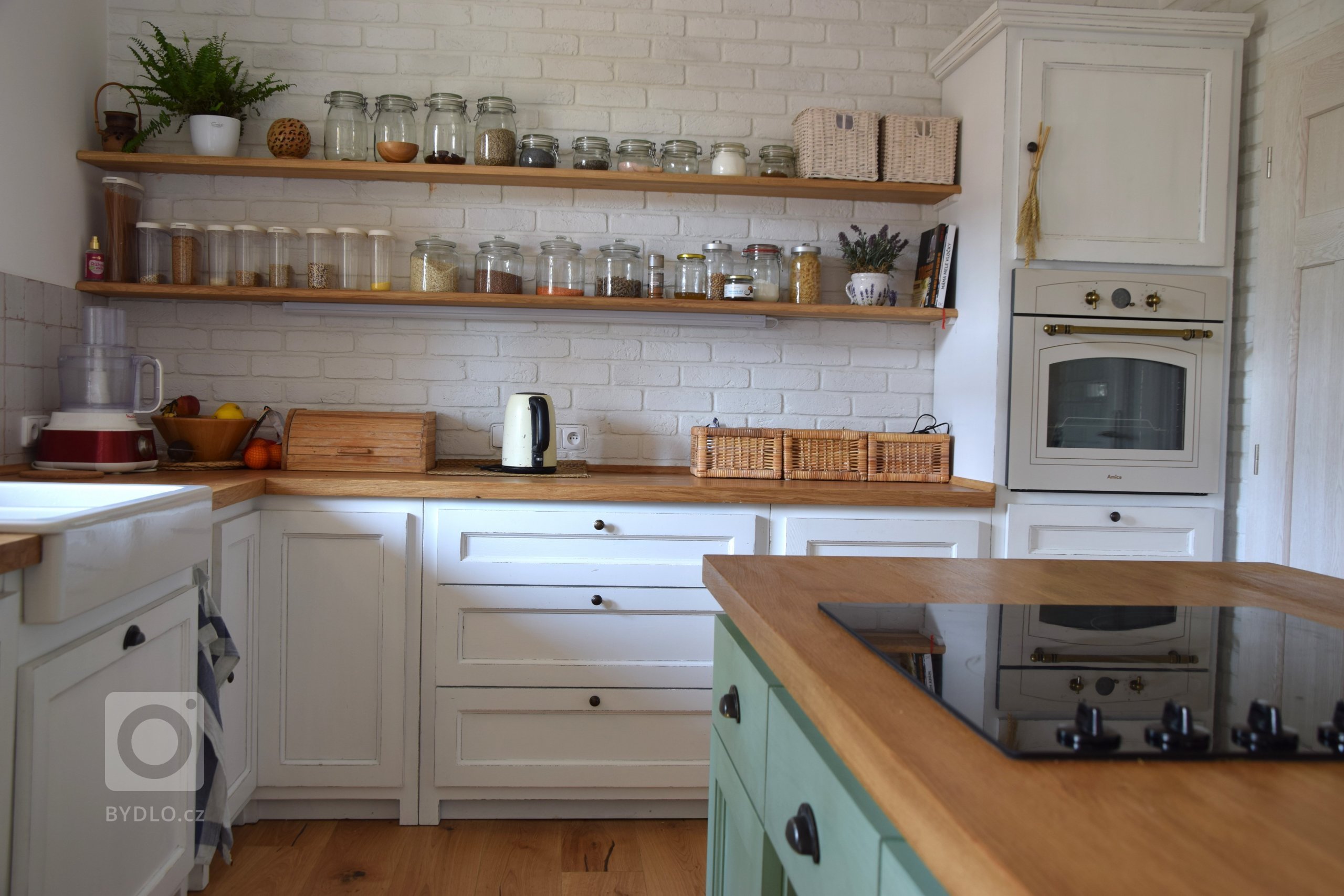 Naše nejnovější realizace kuchyně z masinu s názvem&nbsp;Georgia - jená se o kuchyni vyrobenou z masivního dřeva.&nbsp;Kromě klasických kuchyní máme v nabídce…