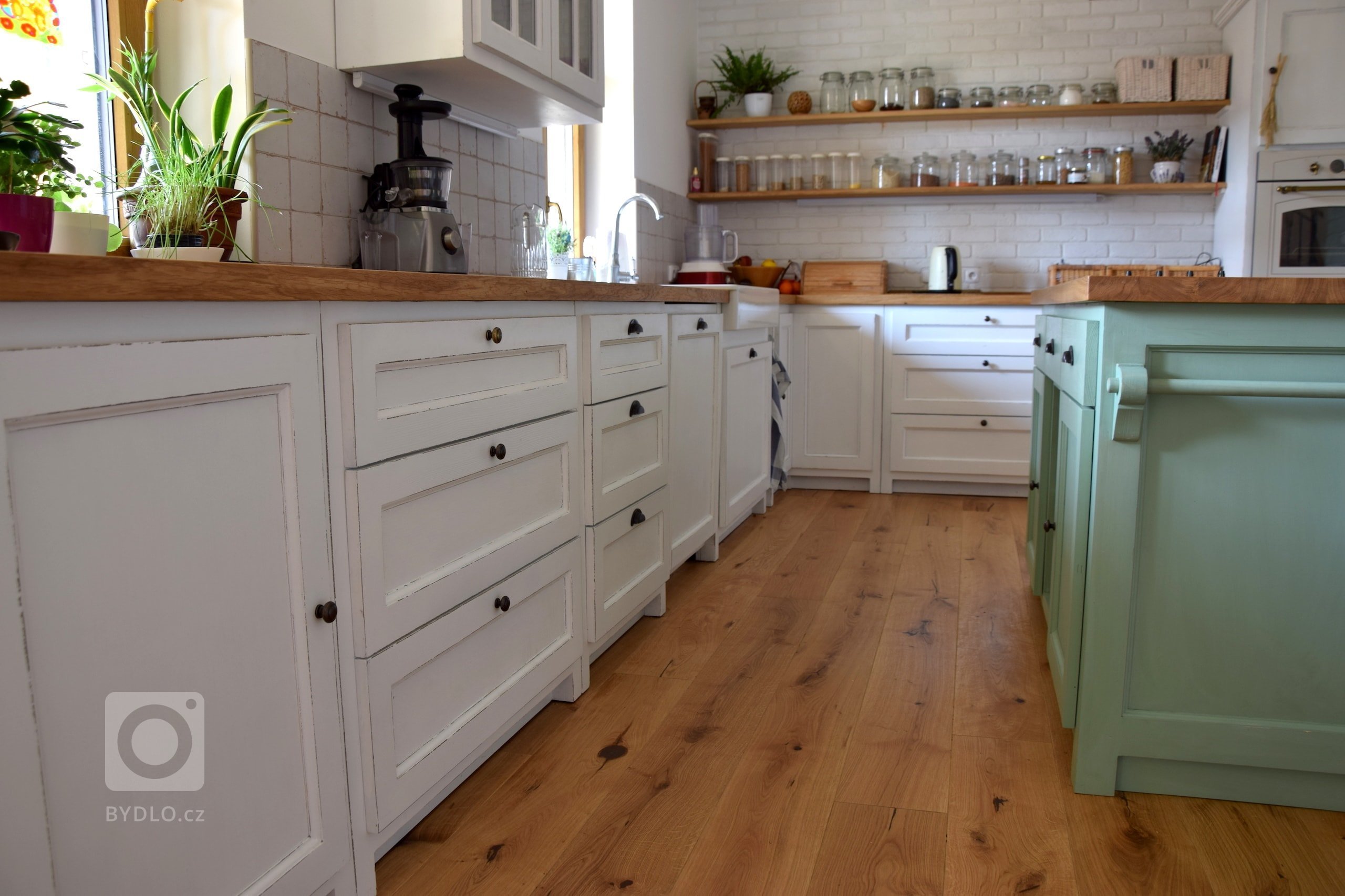 Naše nejnovější realizace kuchyně z masinu s názvem&nbsp;Georgia - jená se o kuchyni vyrobenou z masivního dřeva.&nbsp;Kromě klasických kuchyní máme v nabídce…